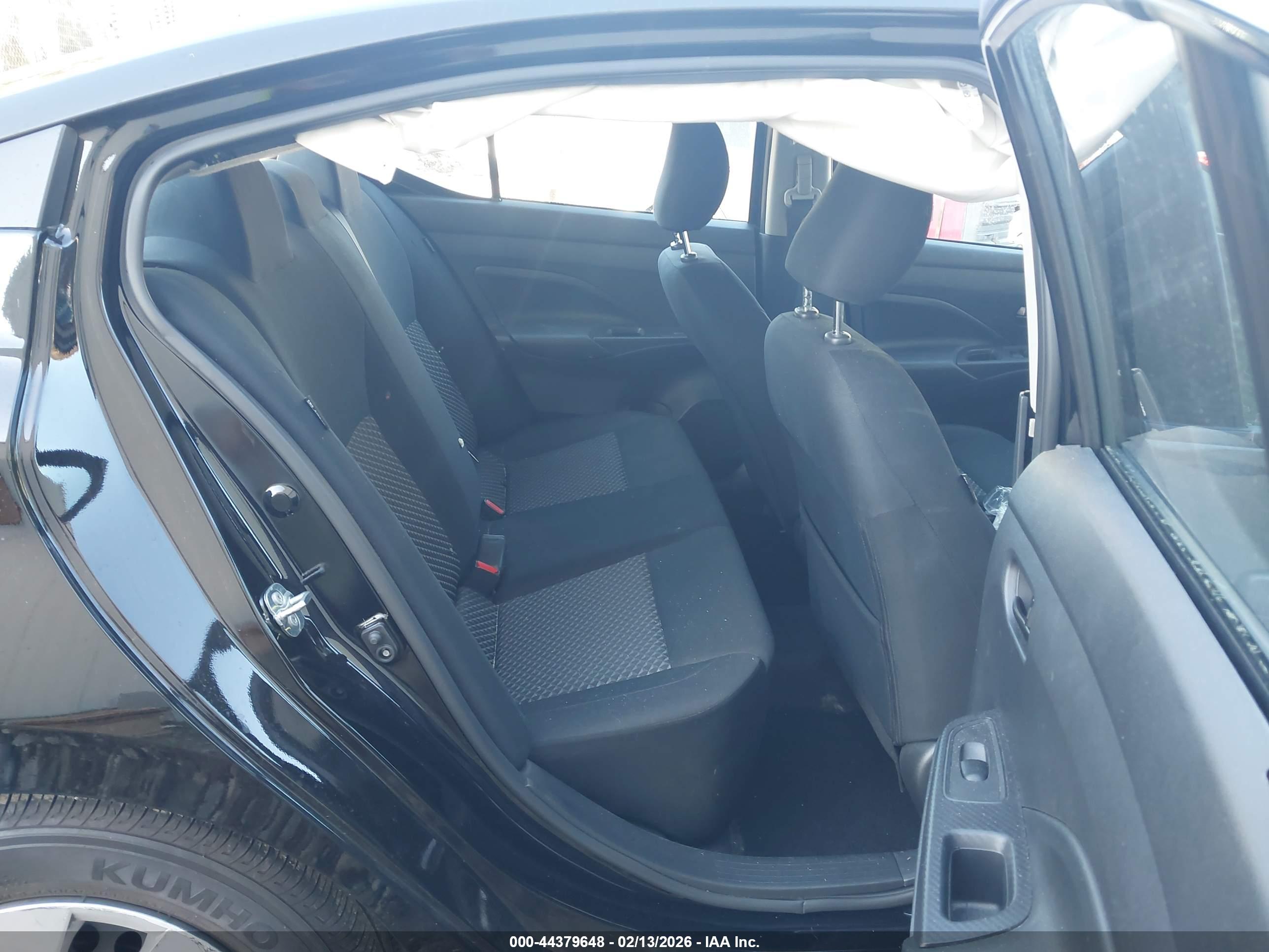 NISSAN VERSA image 8