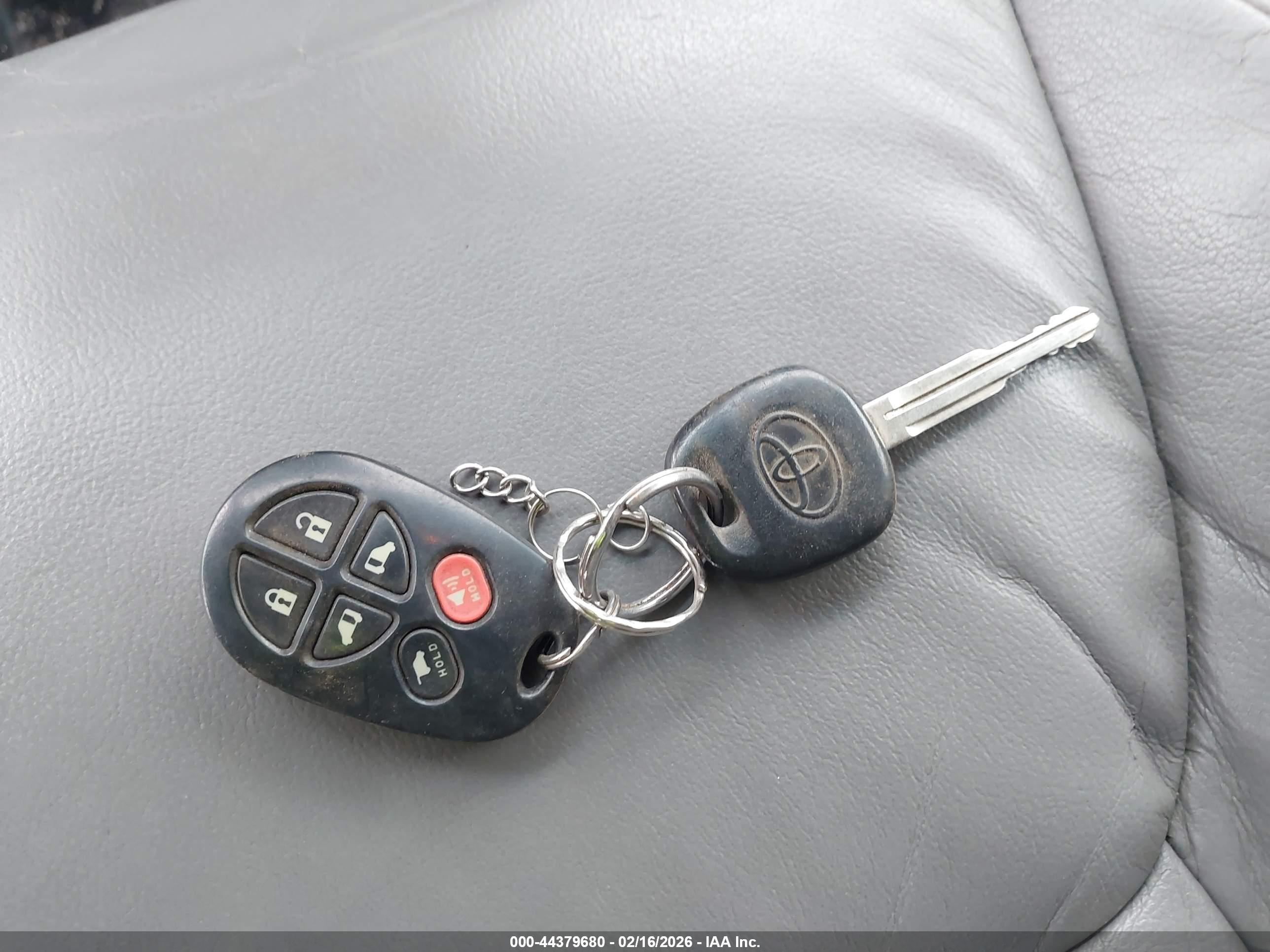 TOYOTA SIENNA image 11