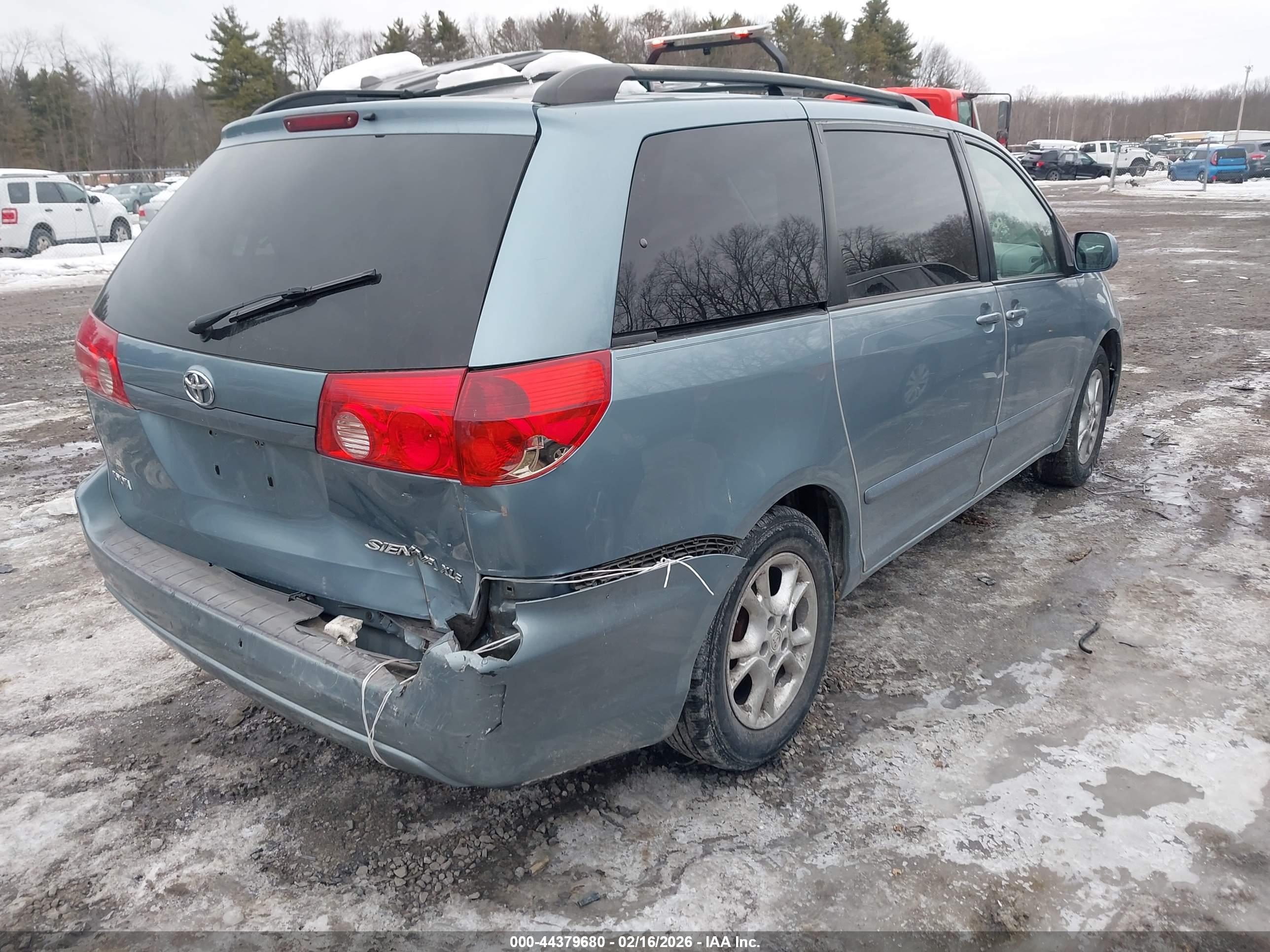 TOYOTA SIENNA image 4