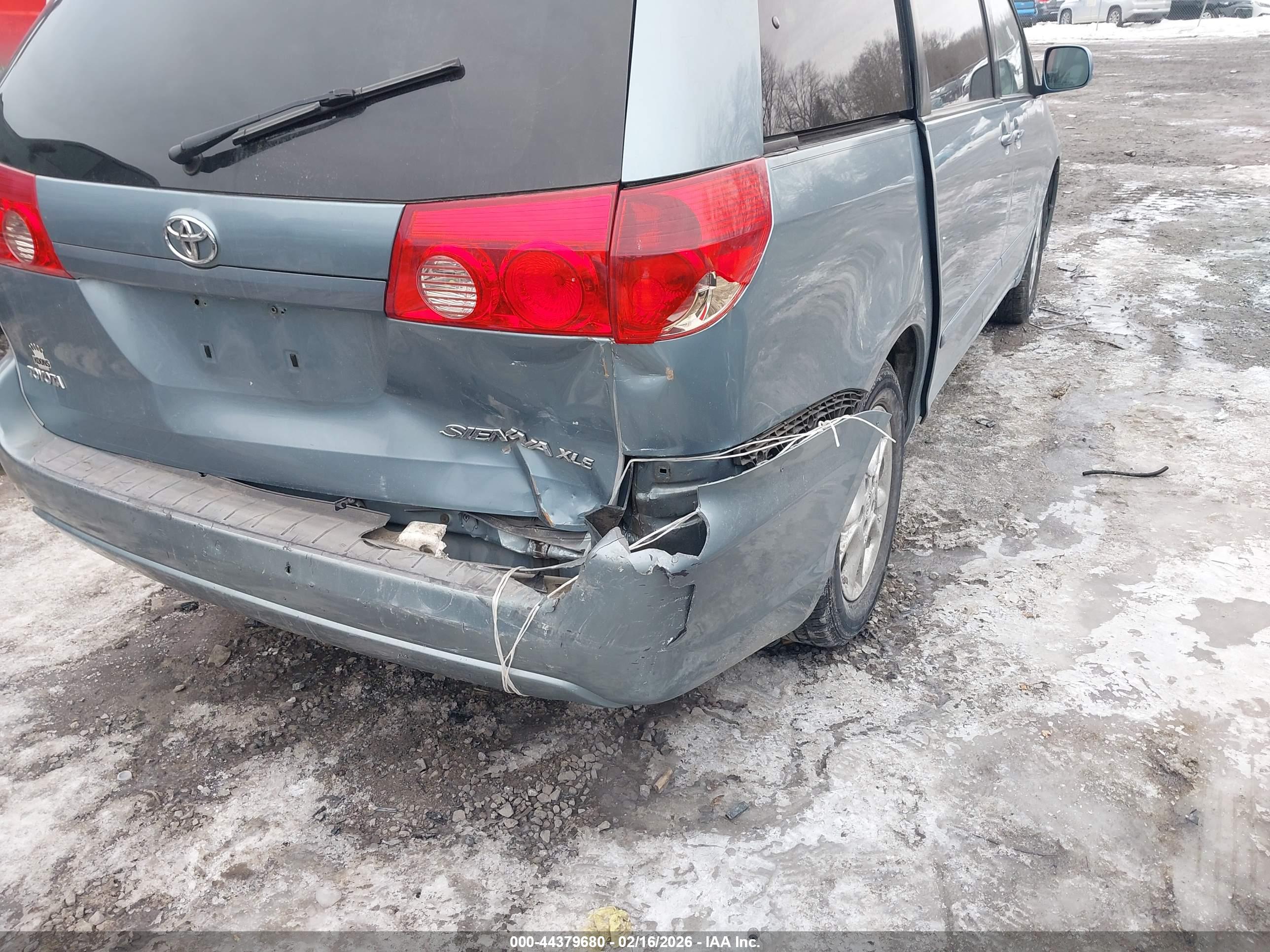 TOYOTA SIENNA image 6