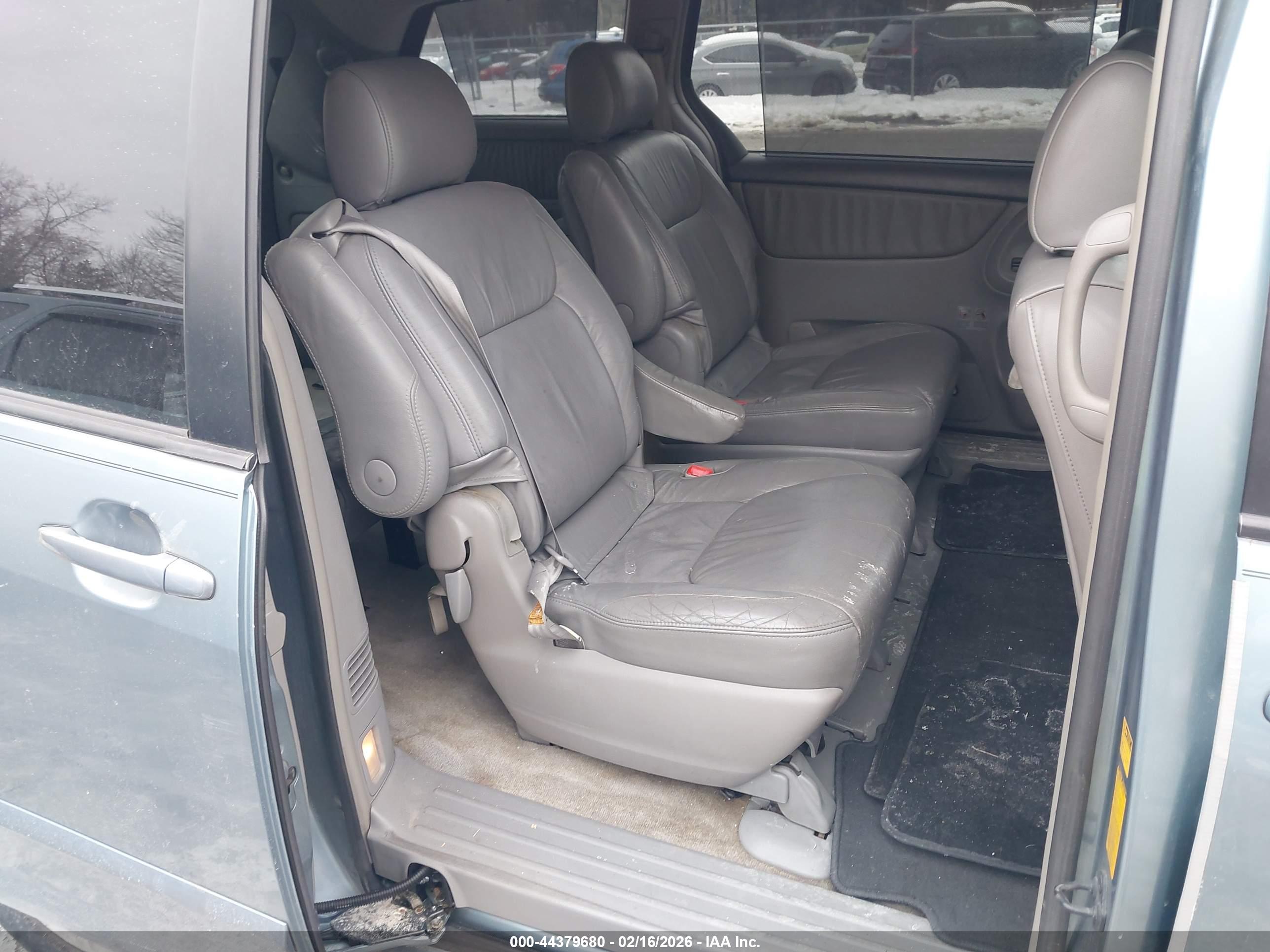 TOYOTA SIENNA image 8