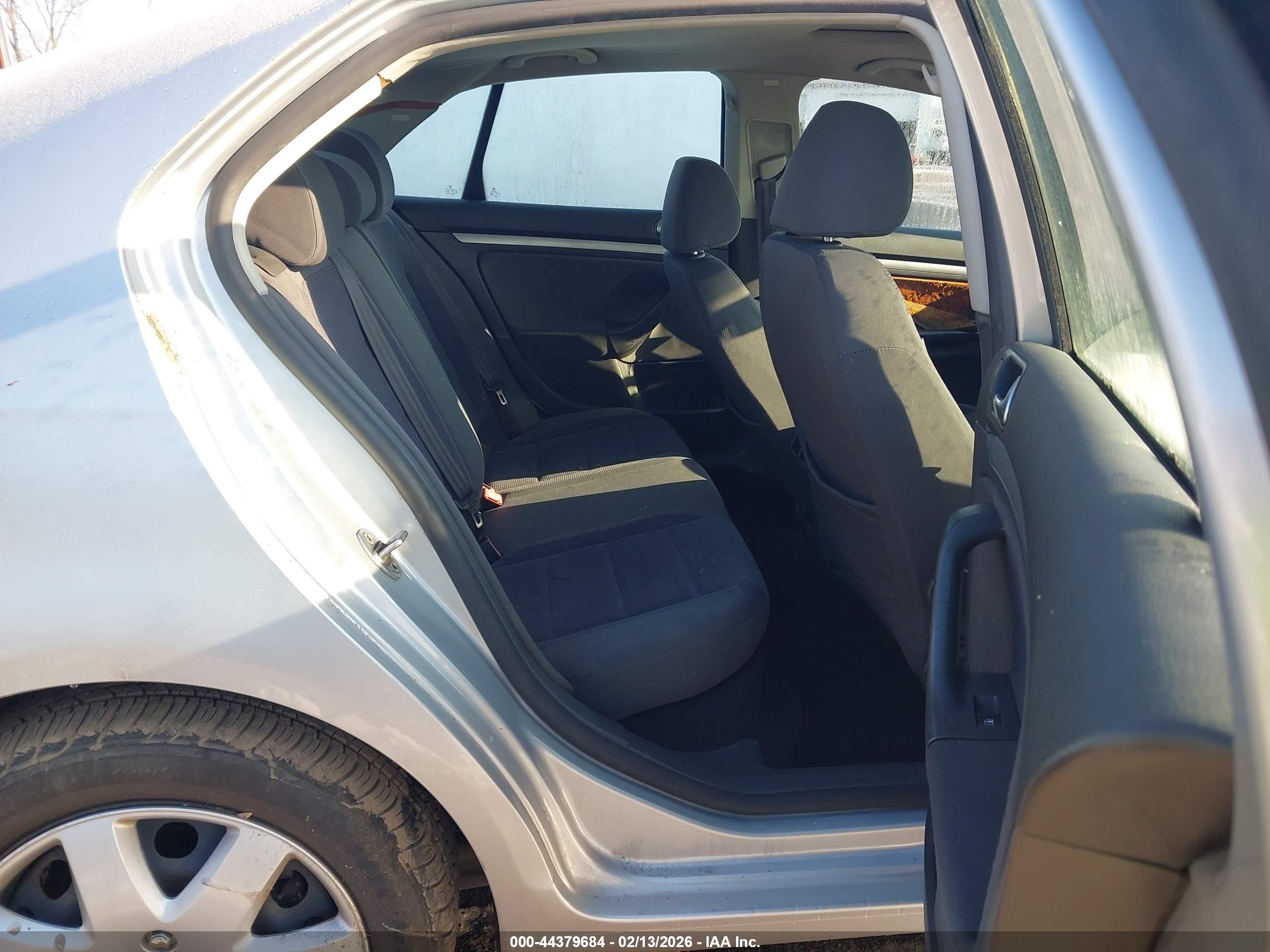 VOLKSWAGEN JETTA image 8