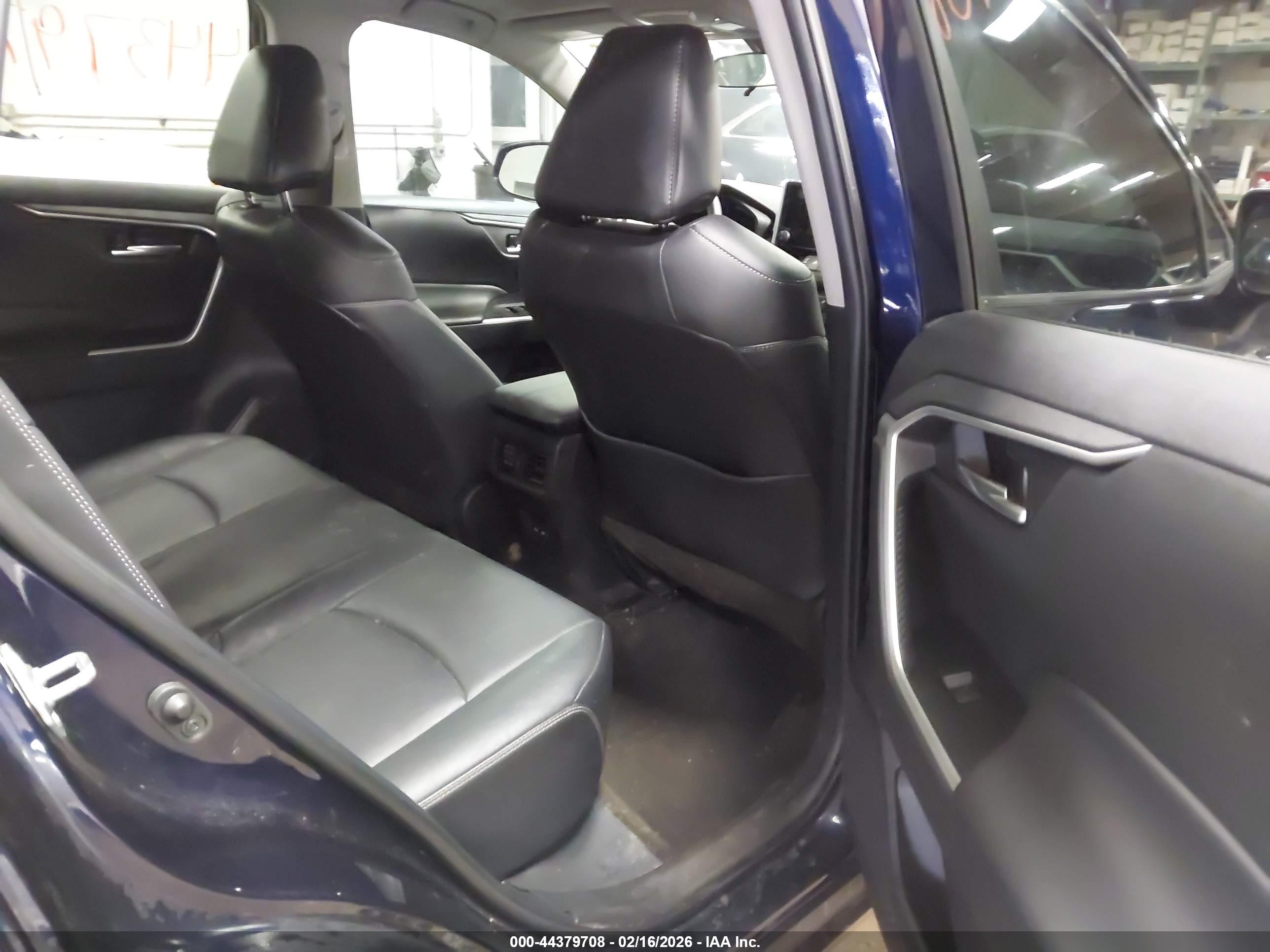 TOYOTA RAV4 image 8