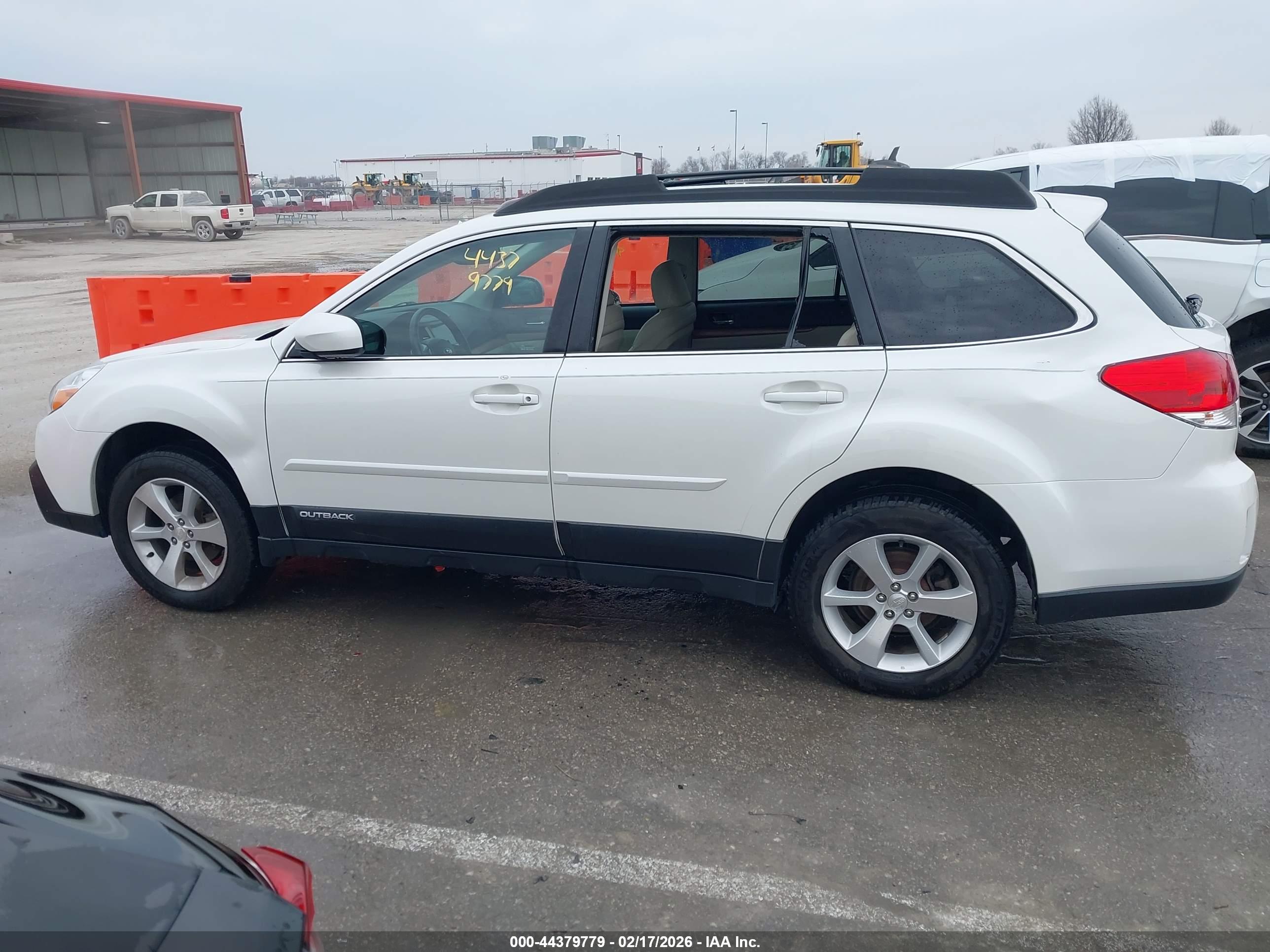 SUBARU OUTBACK image 6