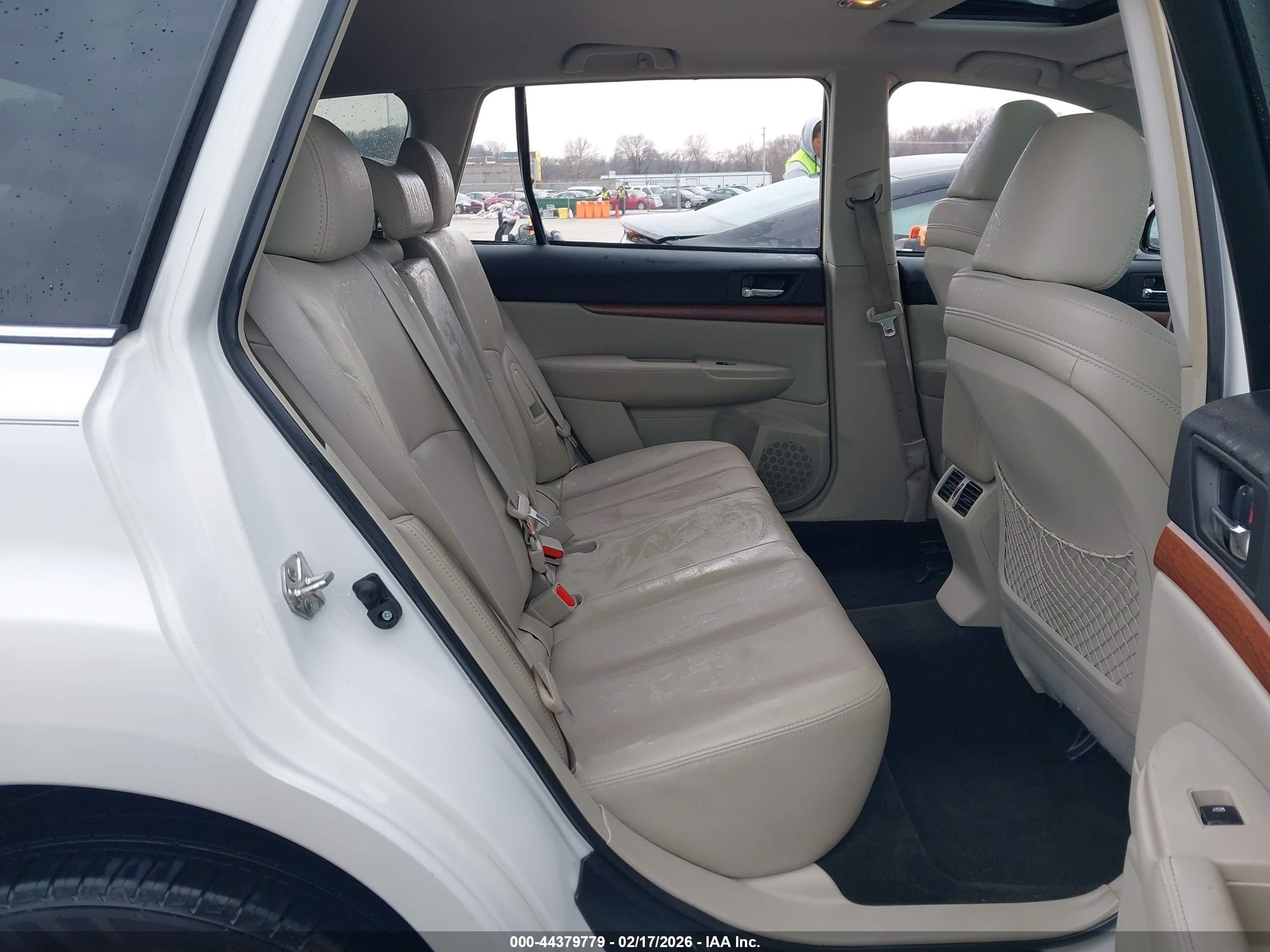 SUBARU OUTBACK image 8