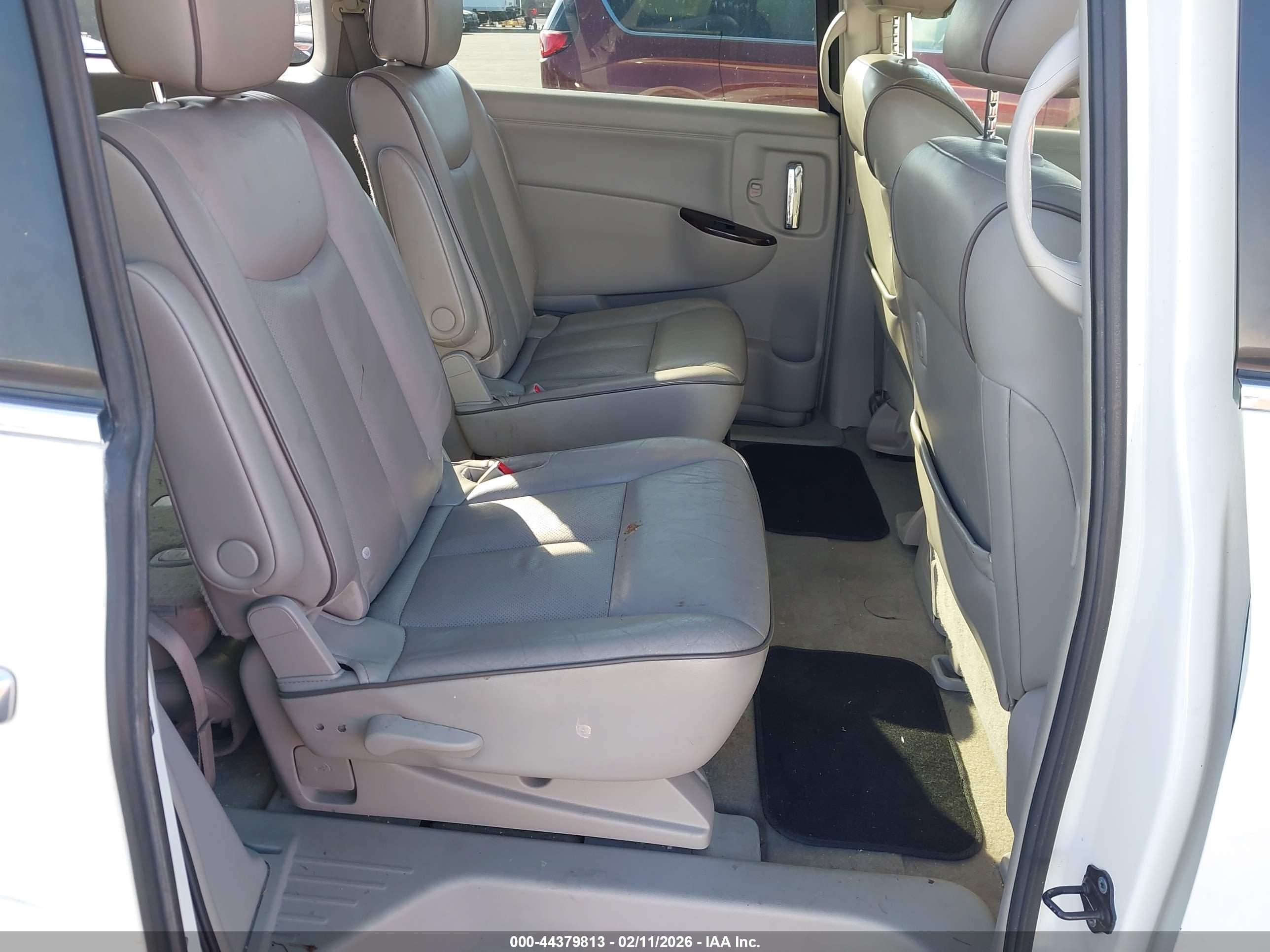 NISSAN QUEST image 8