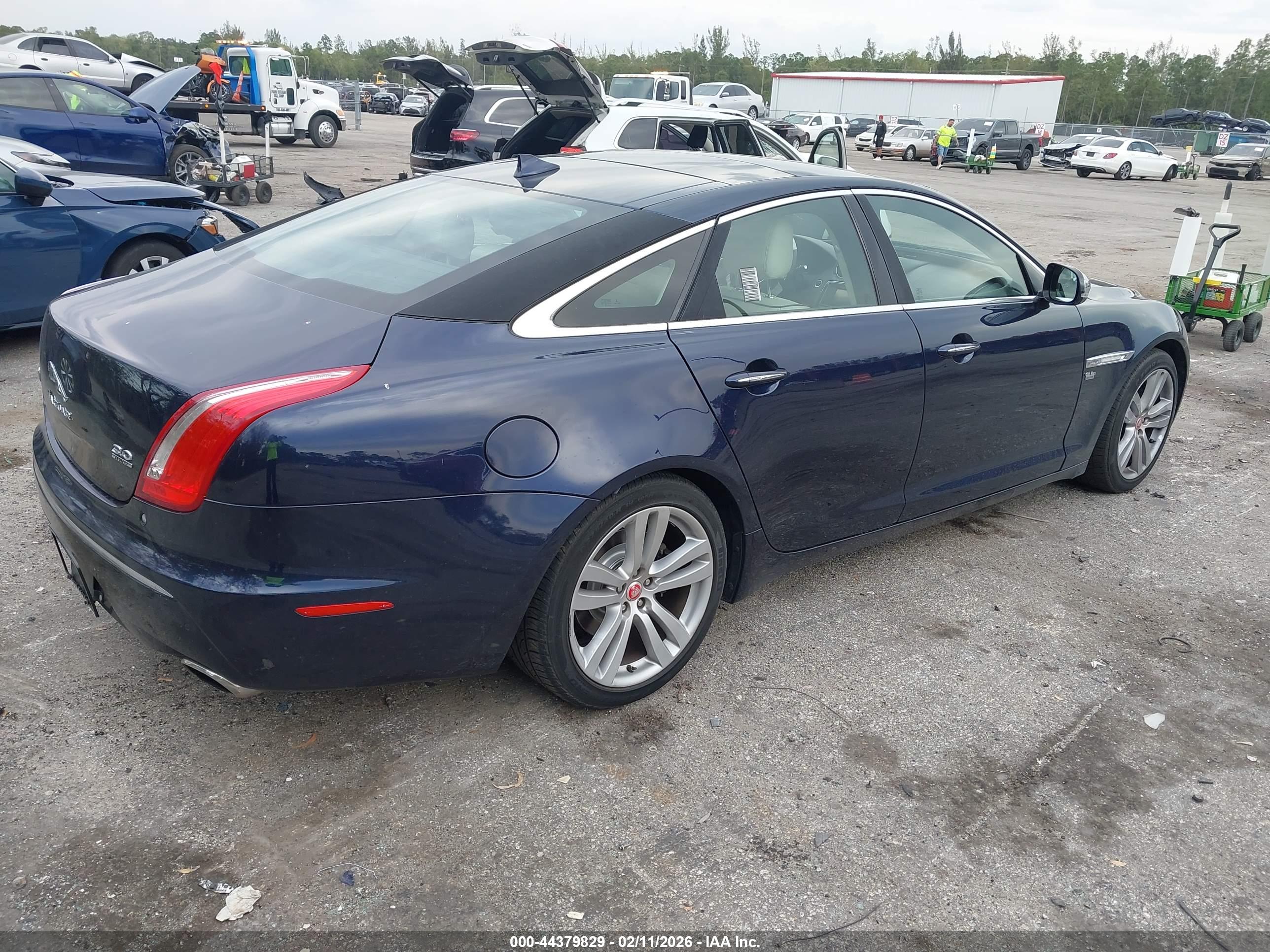 JAGUAR XJ image 4