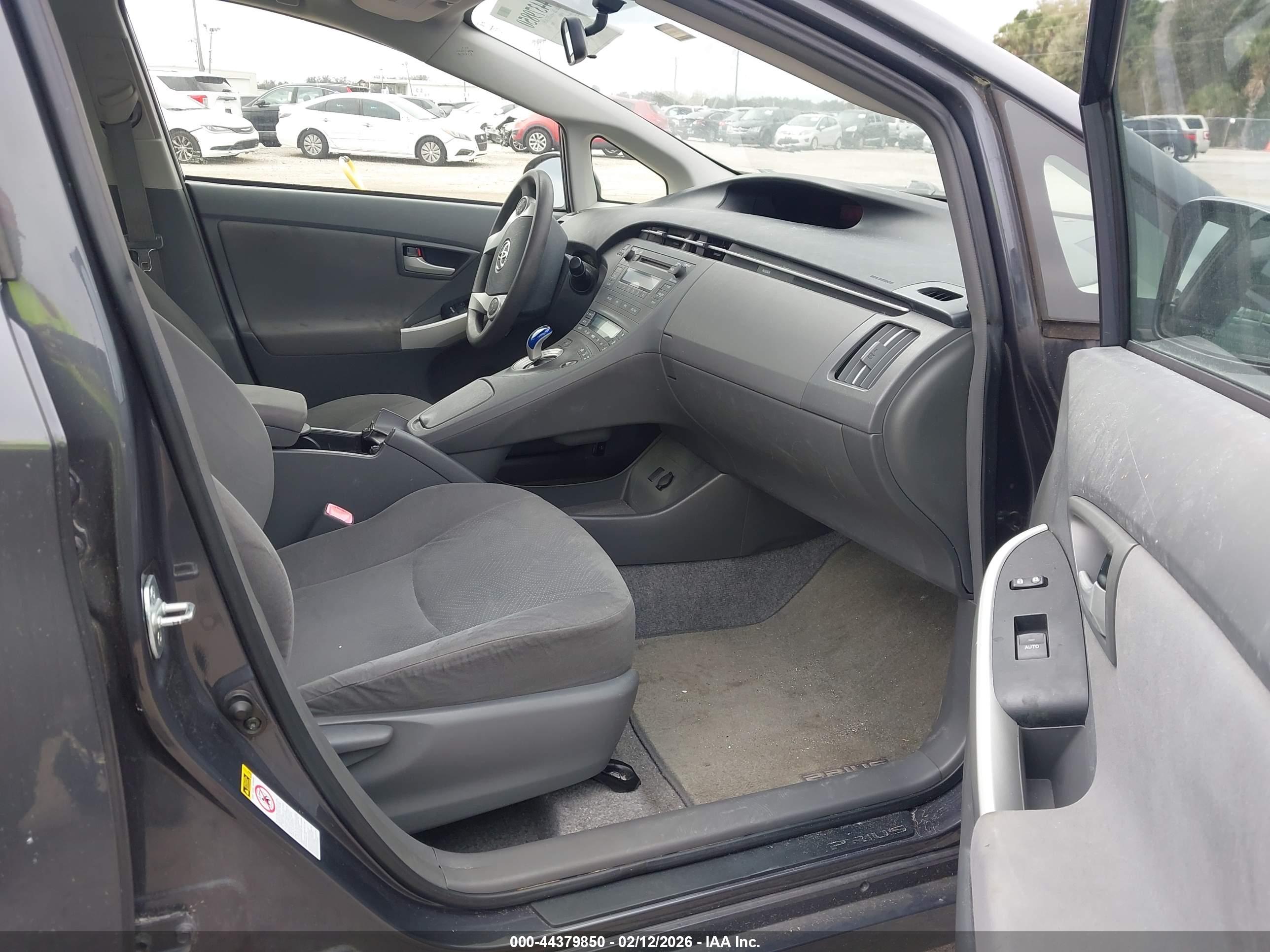 TOYOTA PRIUS image 5