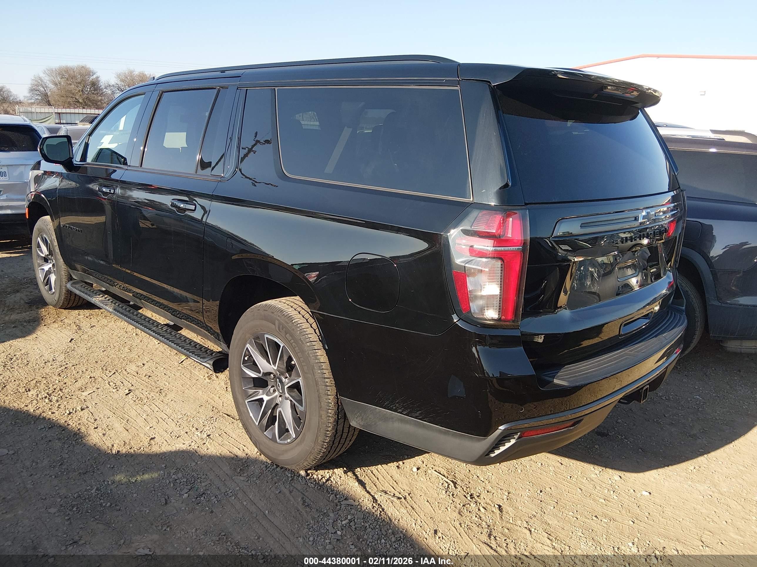 CHEVROLET SUBURBAN image 3