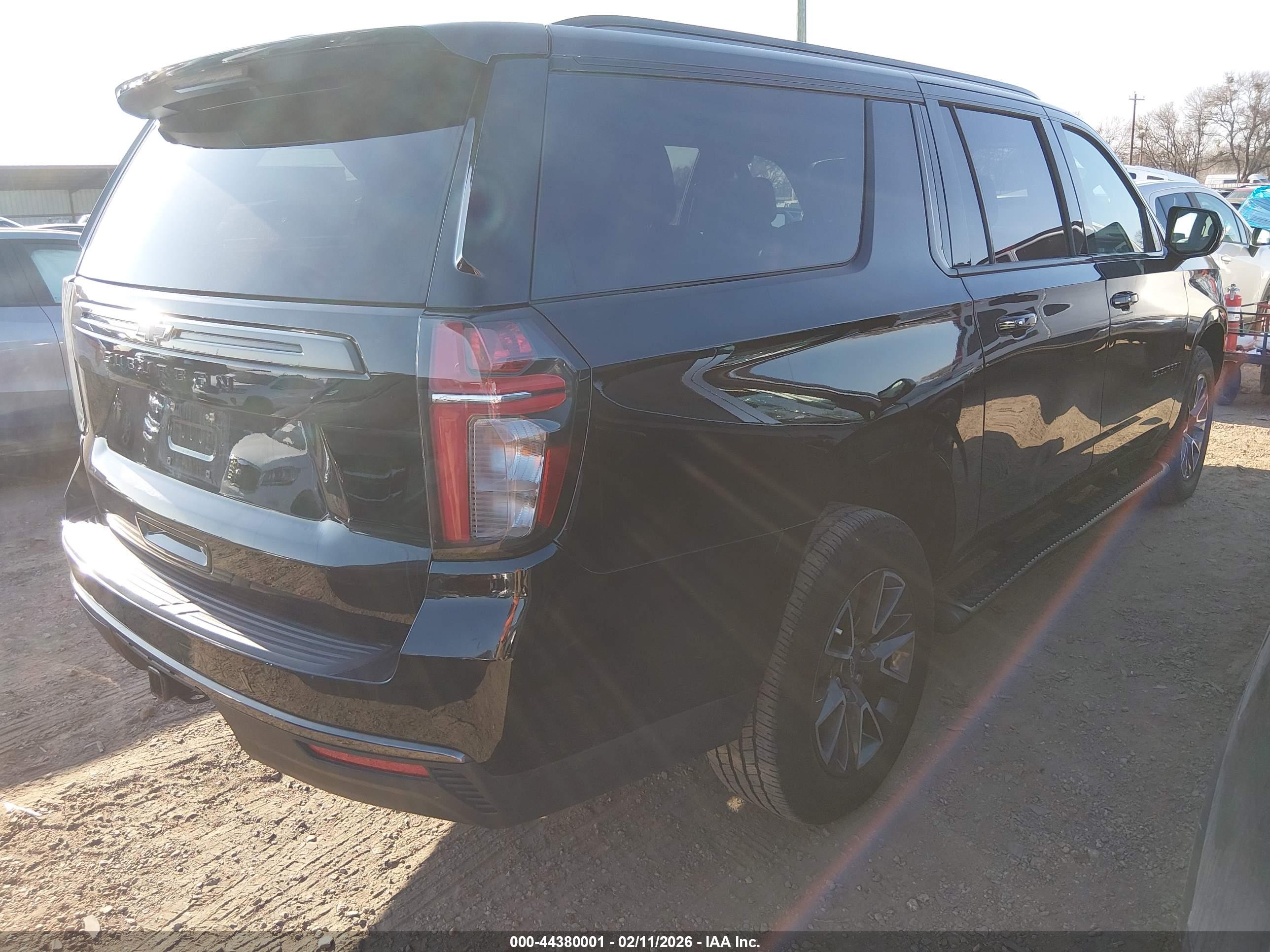 CHEVROLET SUBURBAN image 4