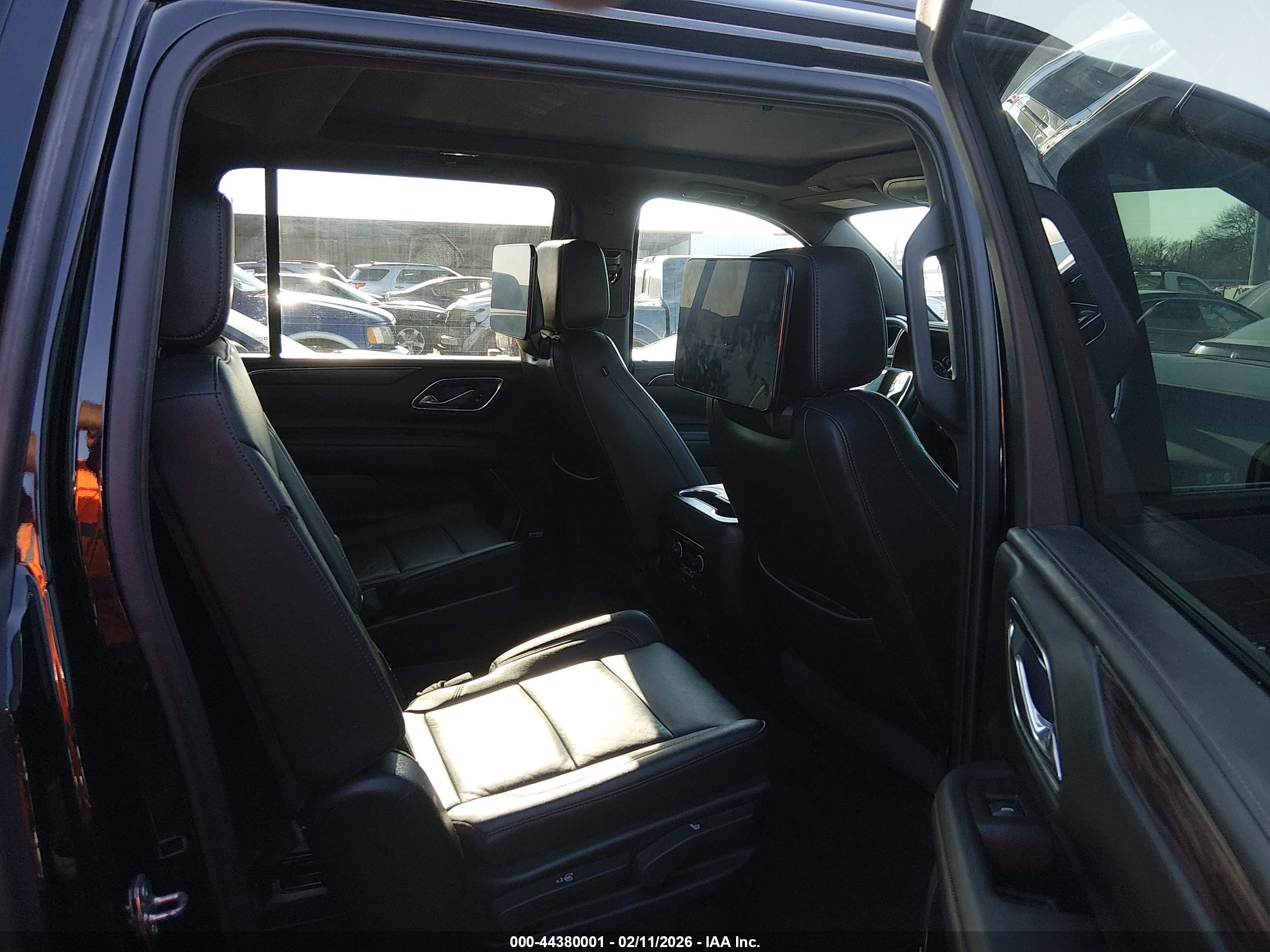 CHEVROLET SUBURBAN image 8