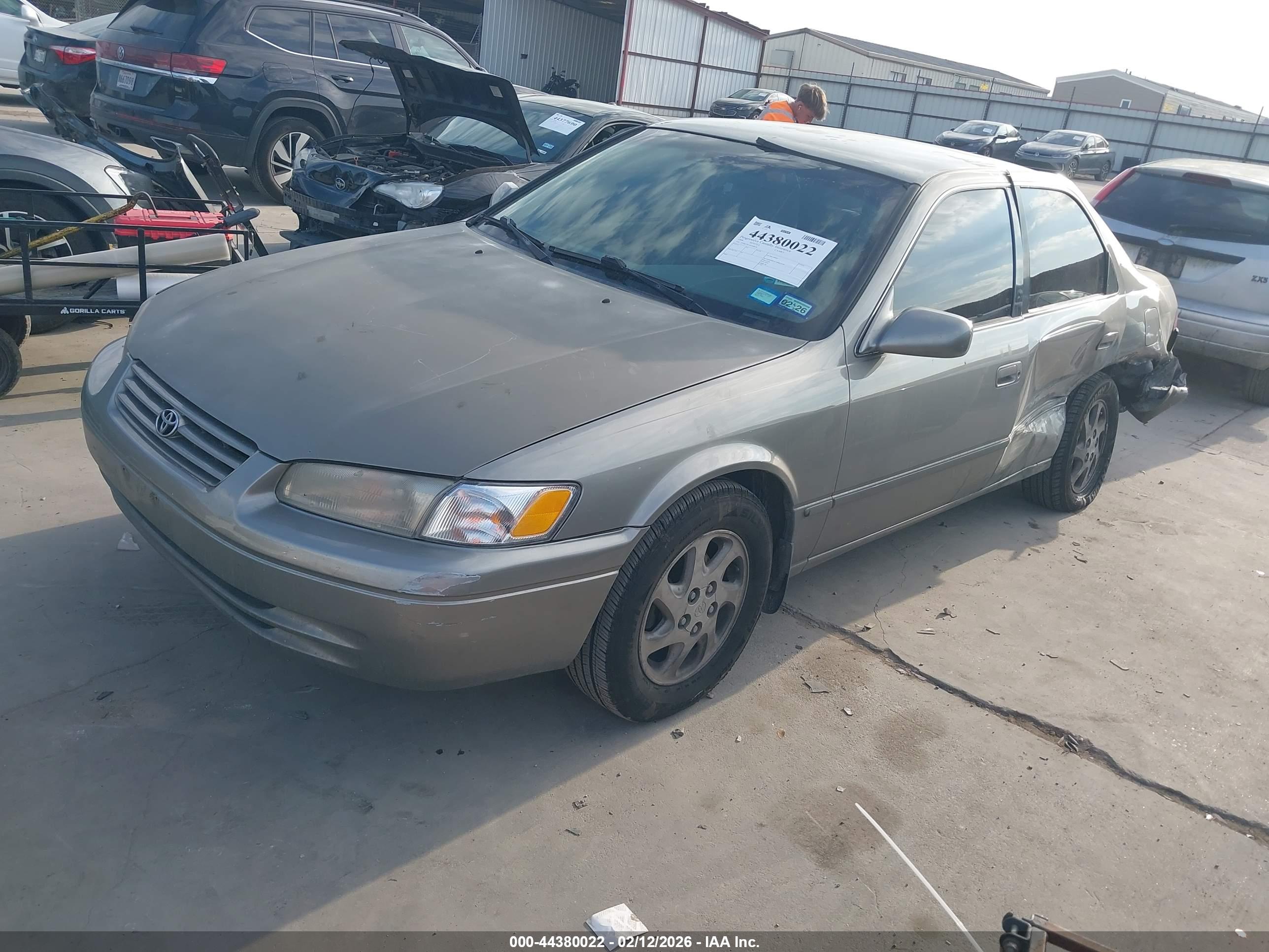 TOYOTA CAMRY image 2