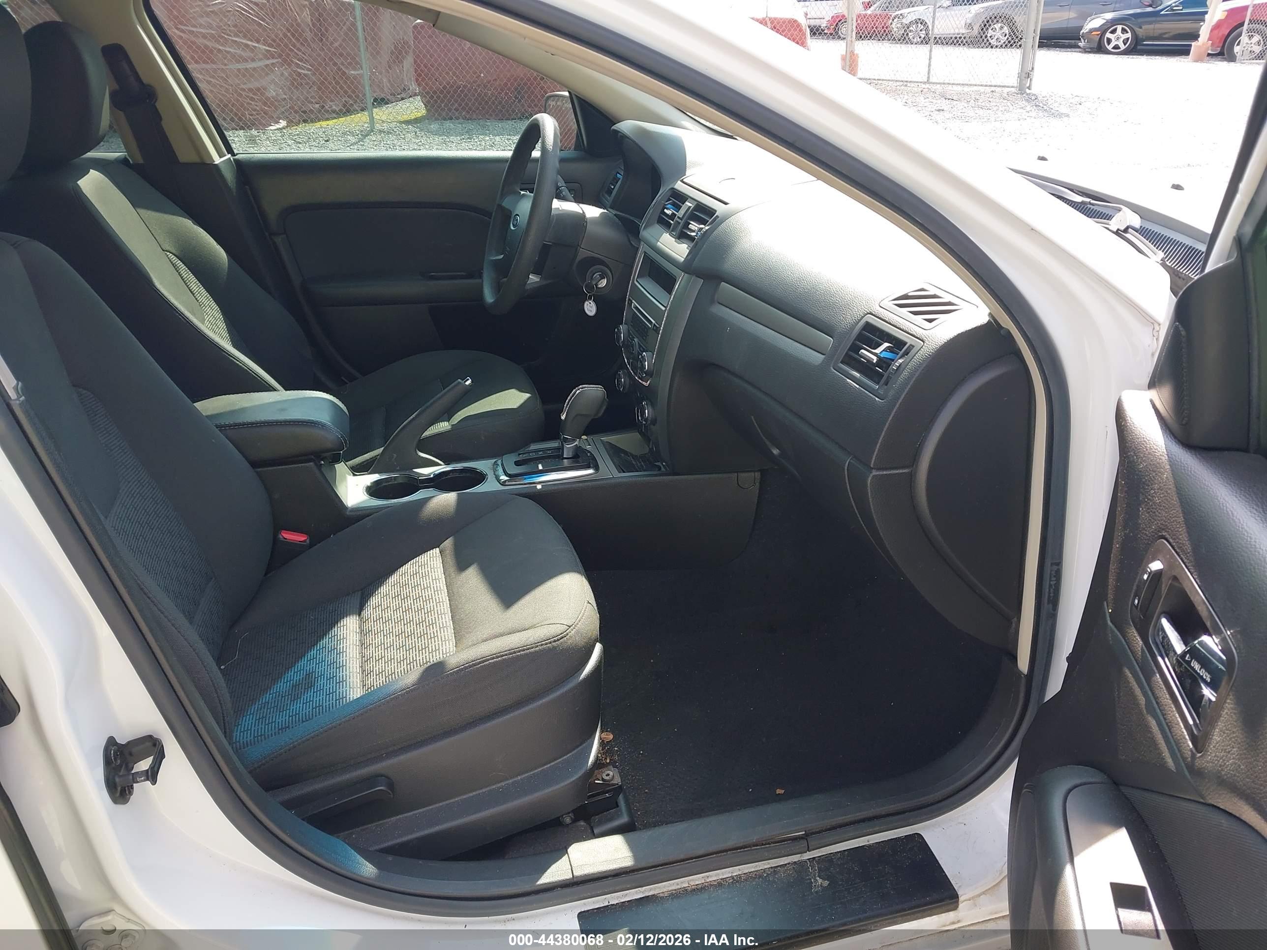 FORD FUSION image 5