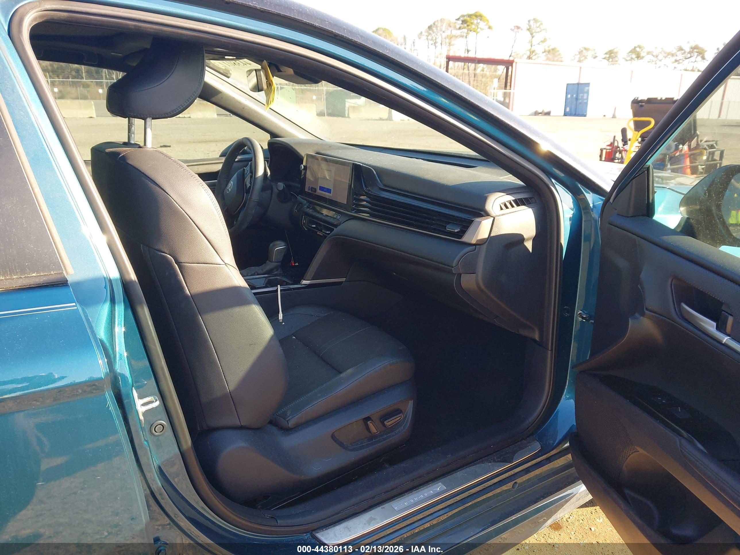 TOYOTA CAMRY image 5