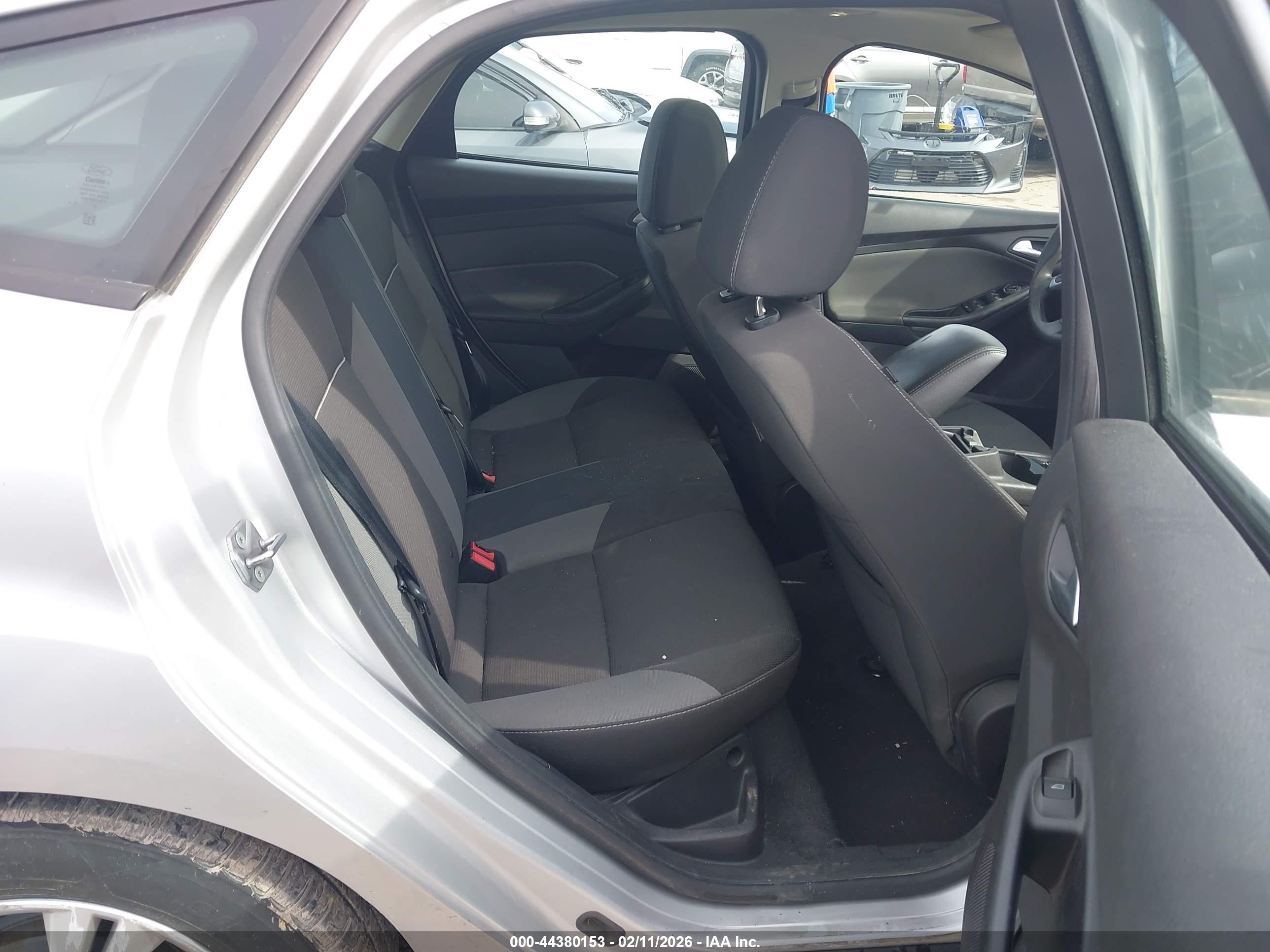 FORD FOCUS image 8