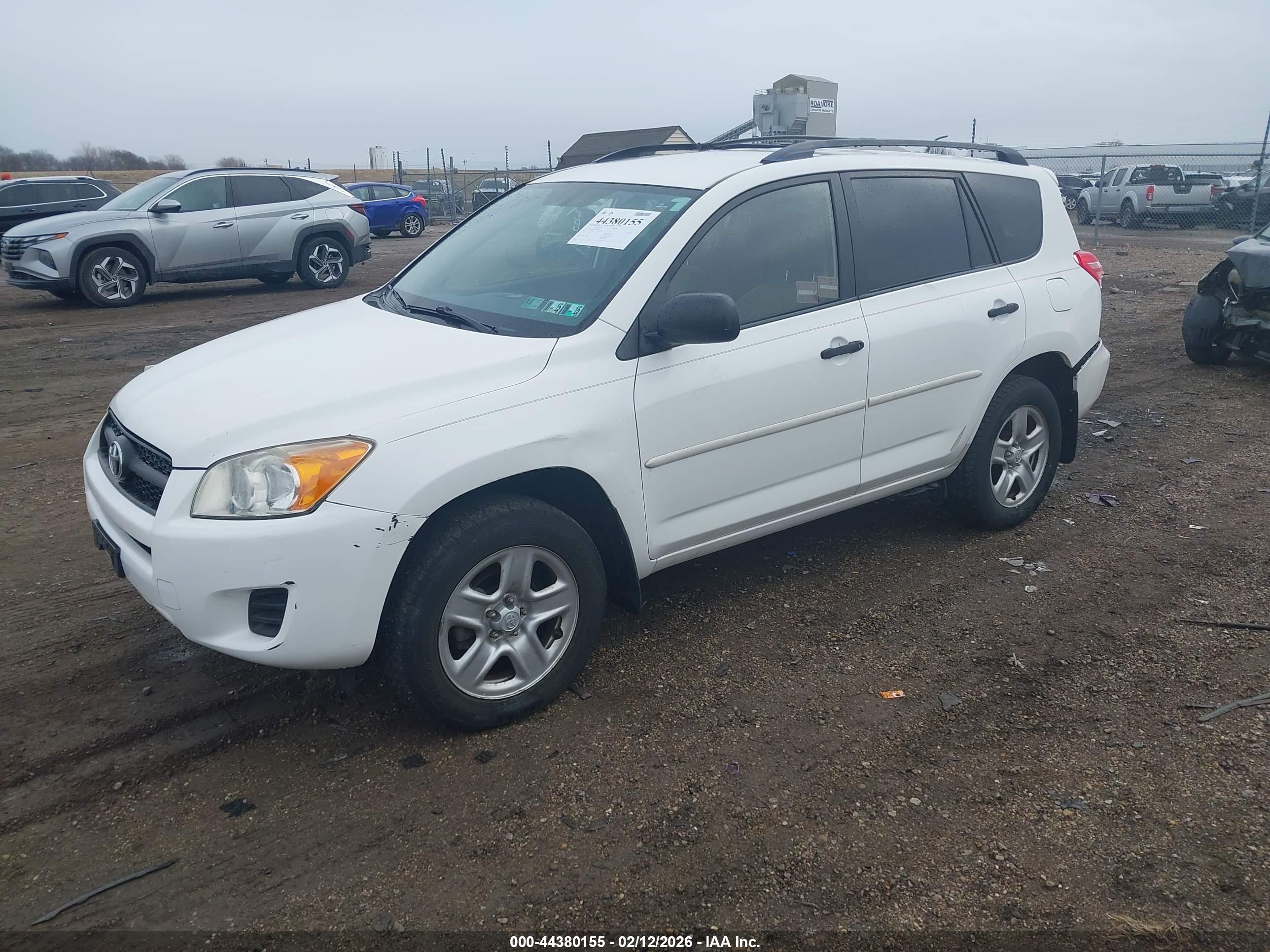 TOYOTA RAV4 image 2