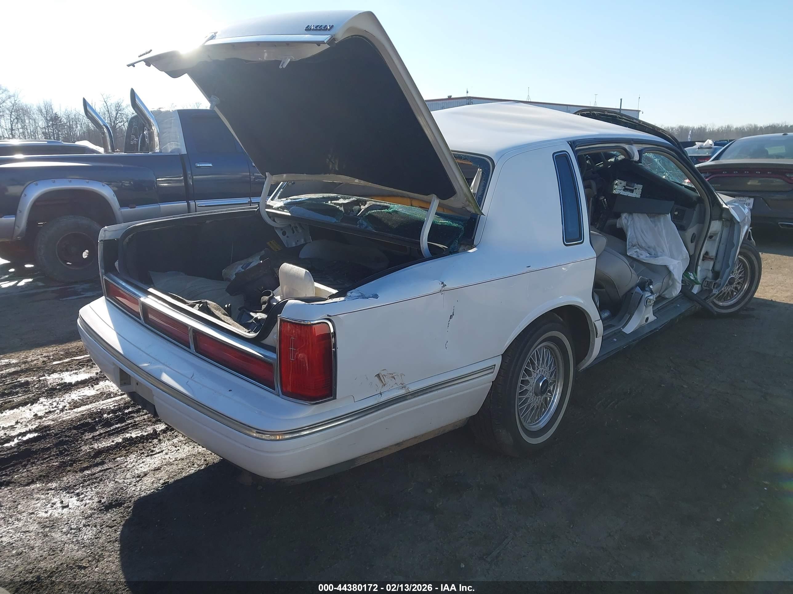 LINCOLN TOWN image 4