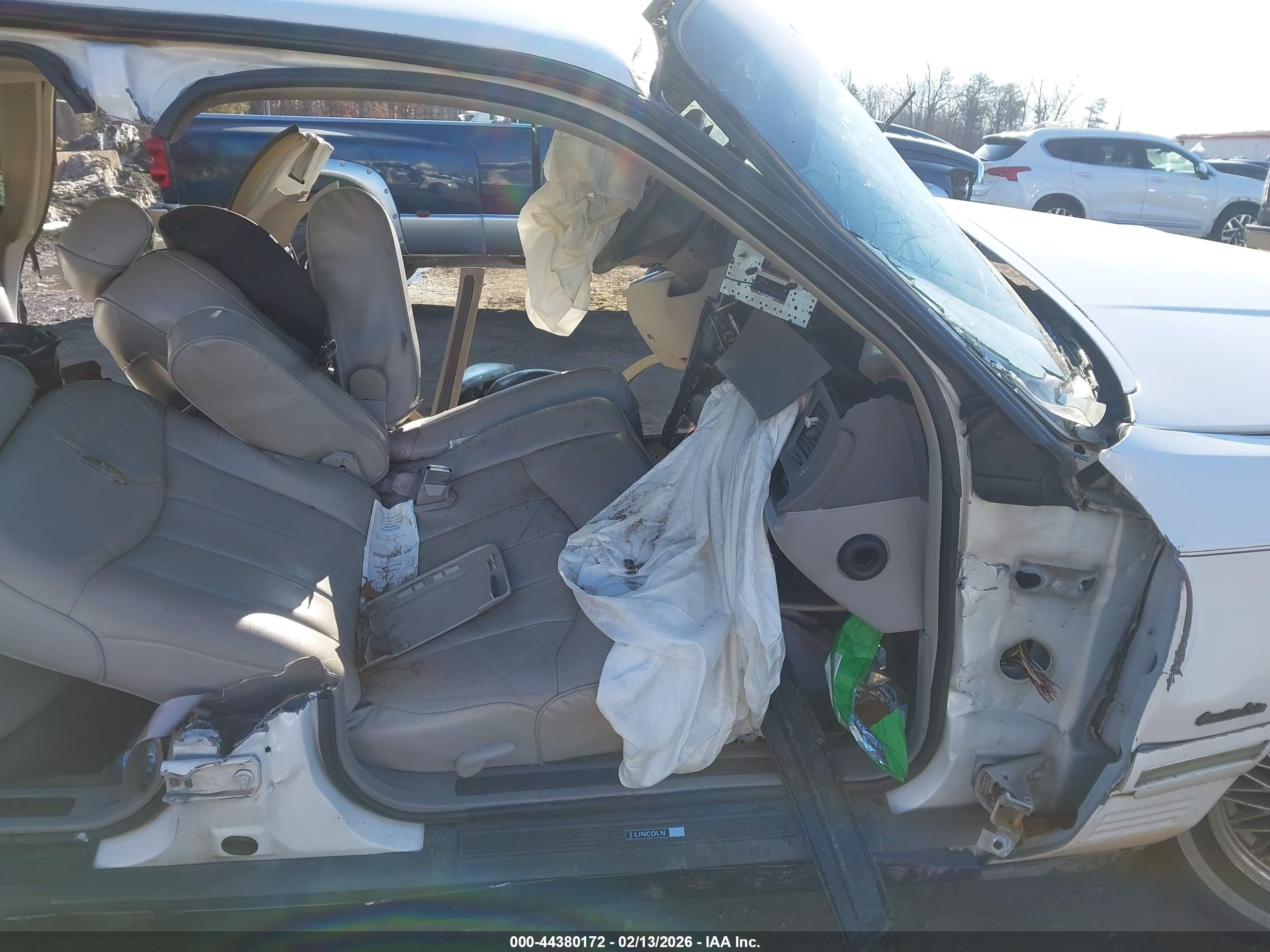 LINCOLN TOWN image 5