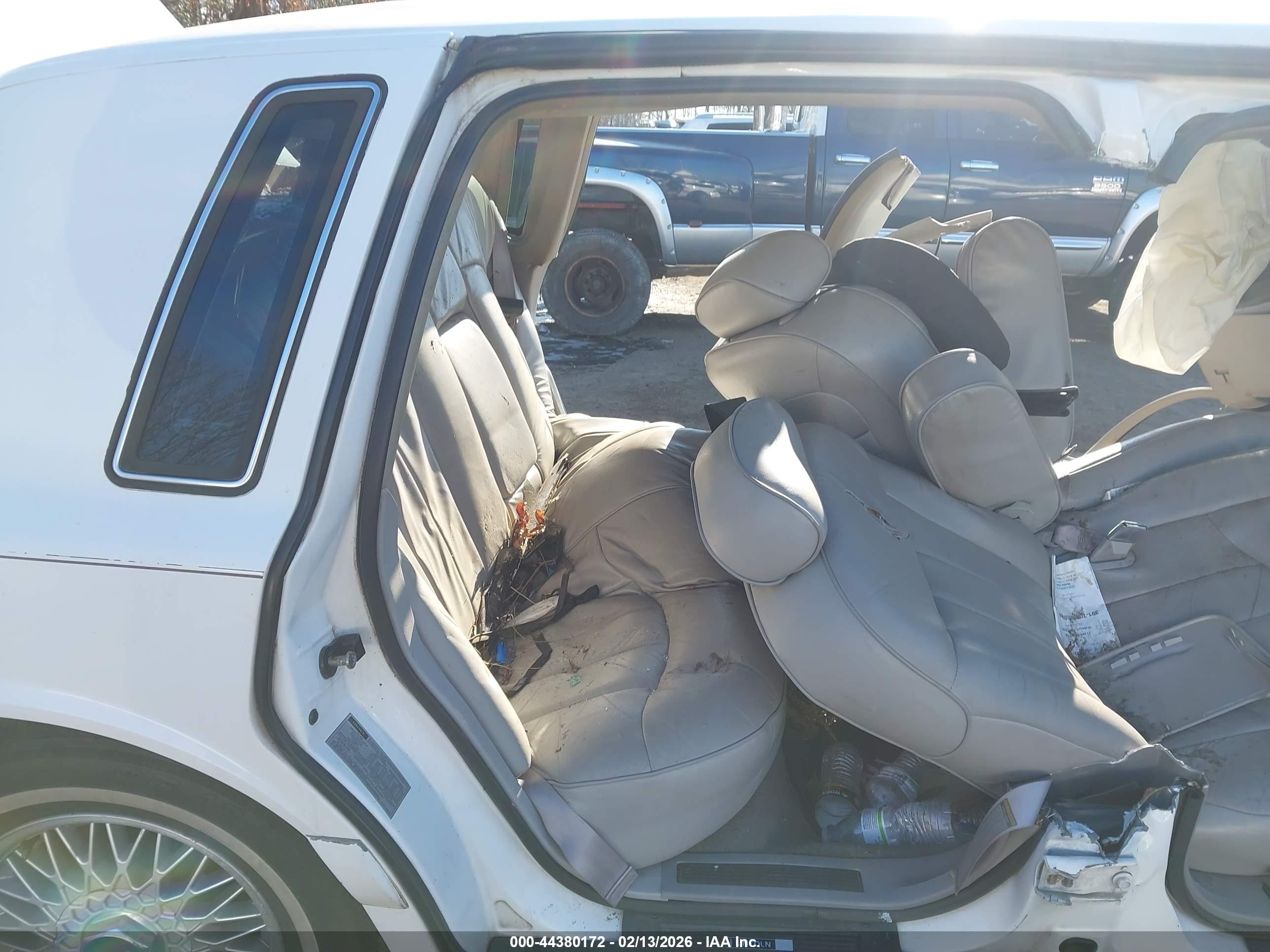 LINCOLN TOWN image 8