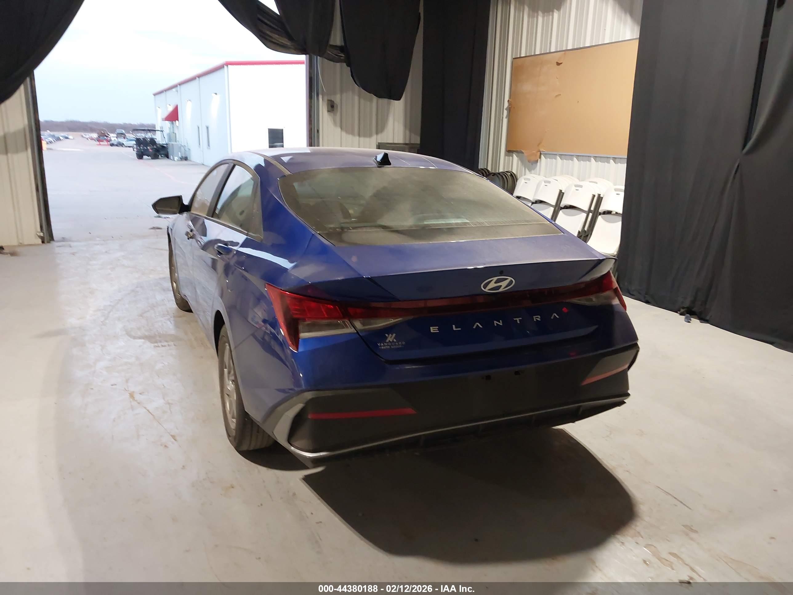 HYUNDAI ELANTRA image 3
