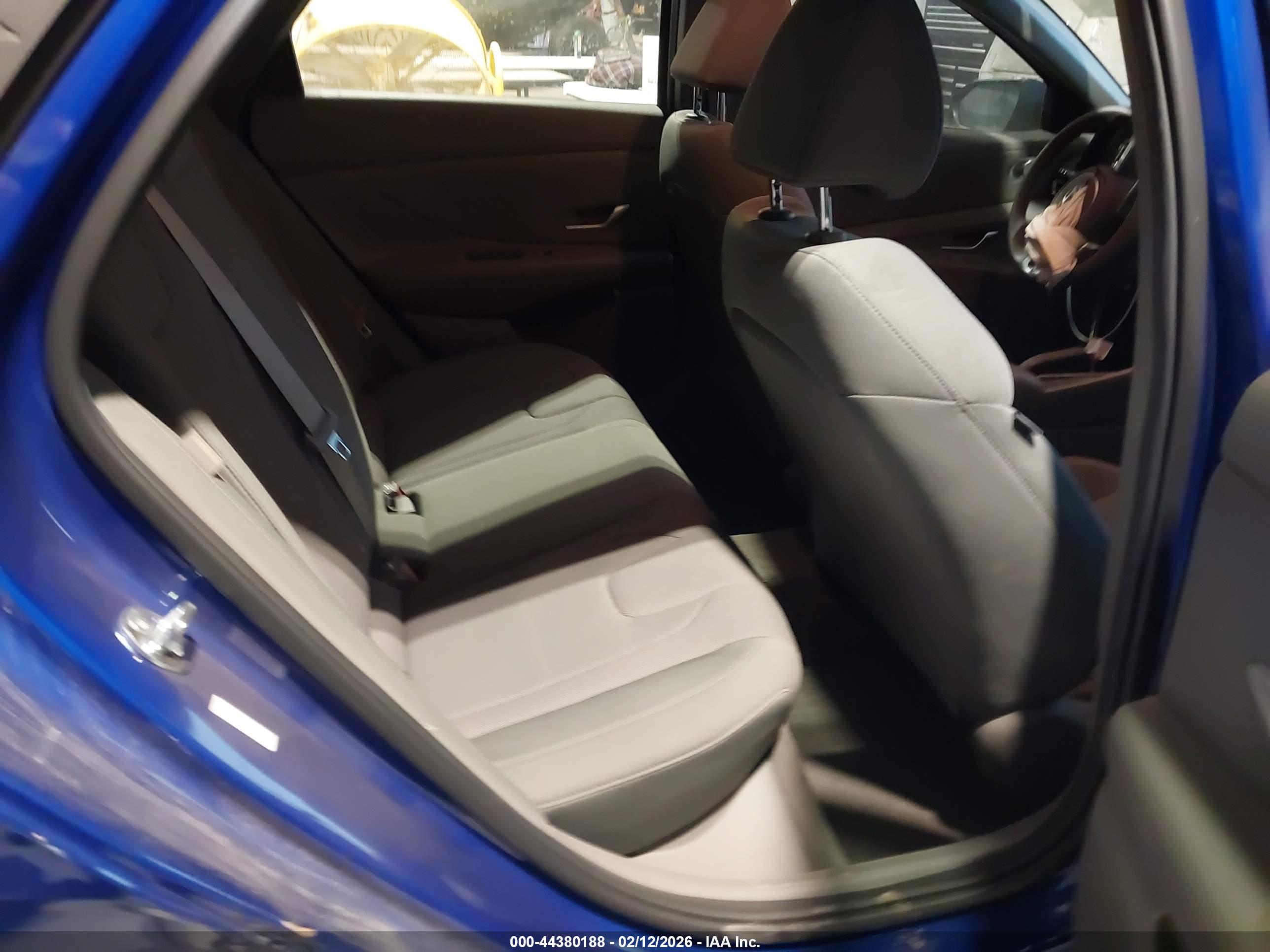 HYUNDAI ELANTRA image 8
