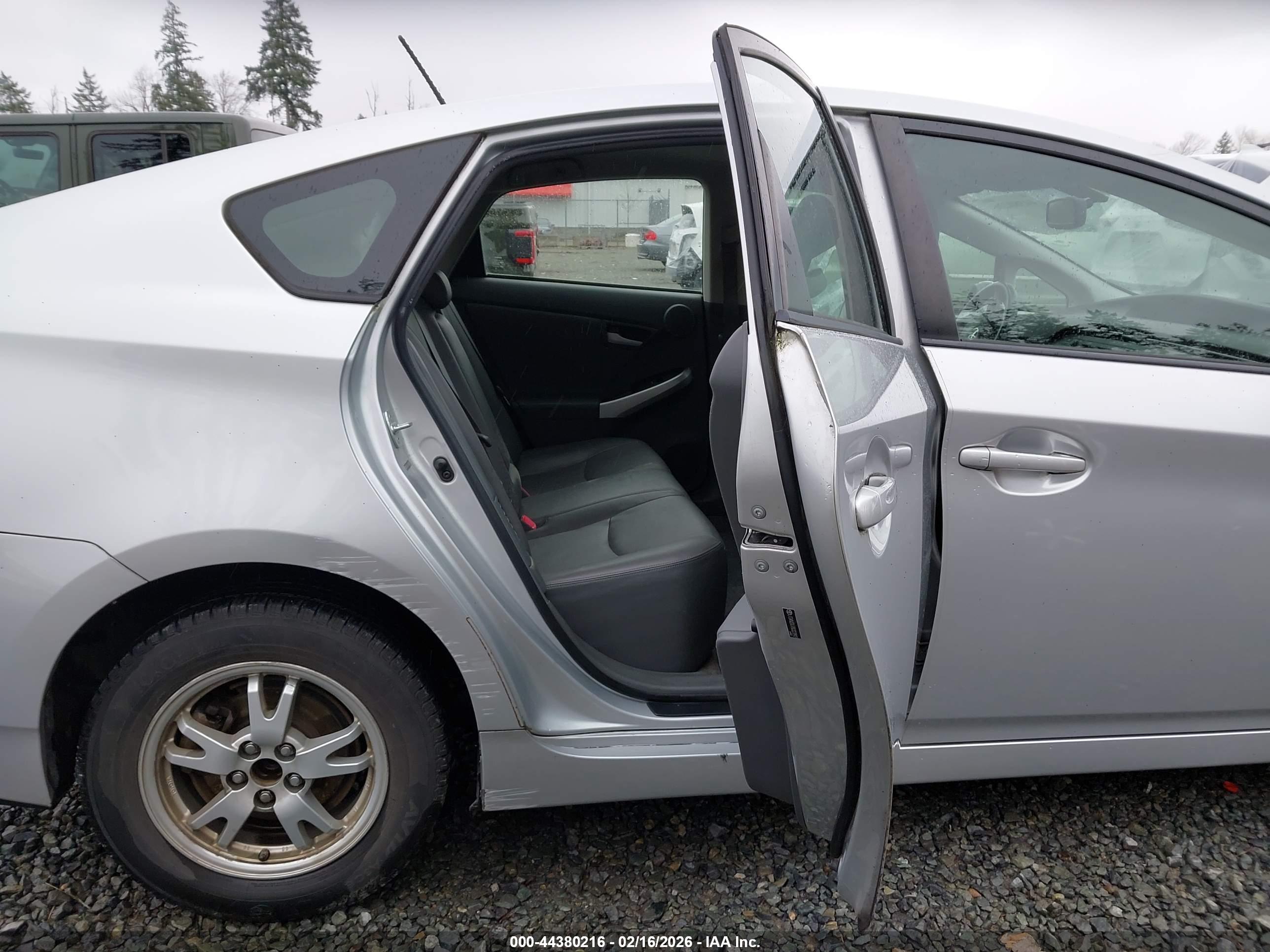 TOYOTA PRIUS image 8