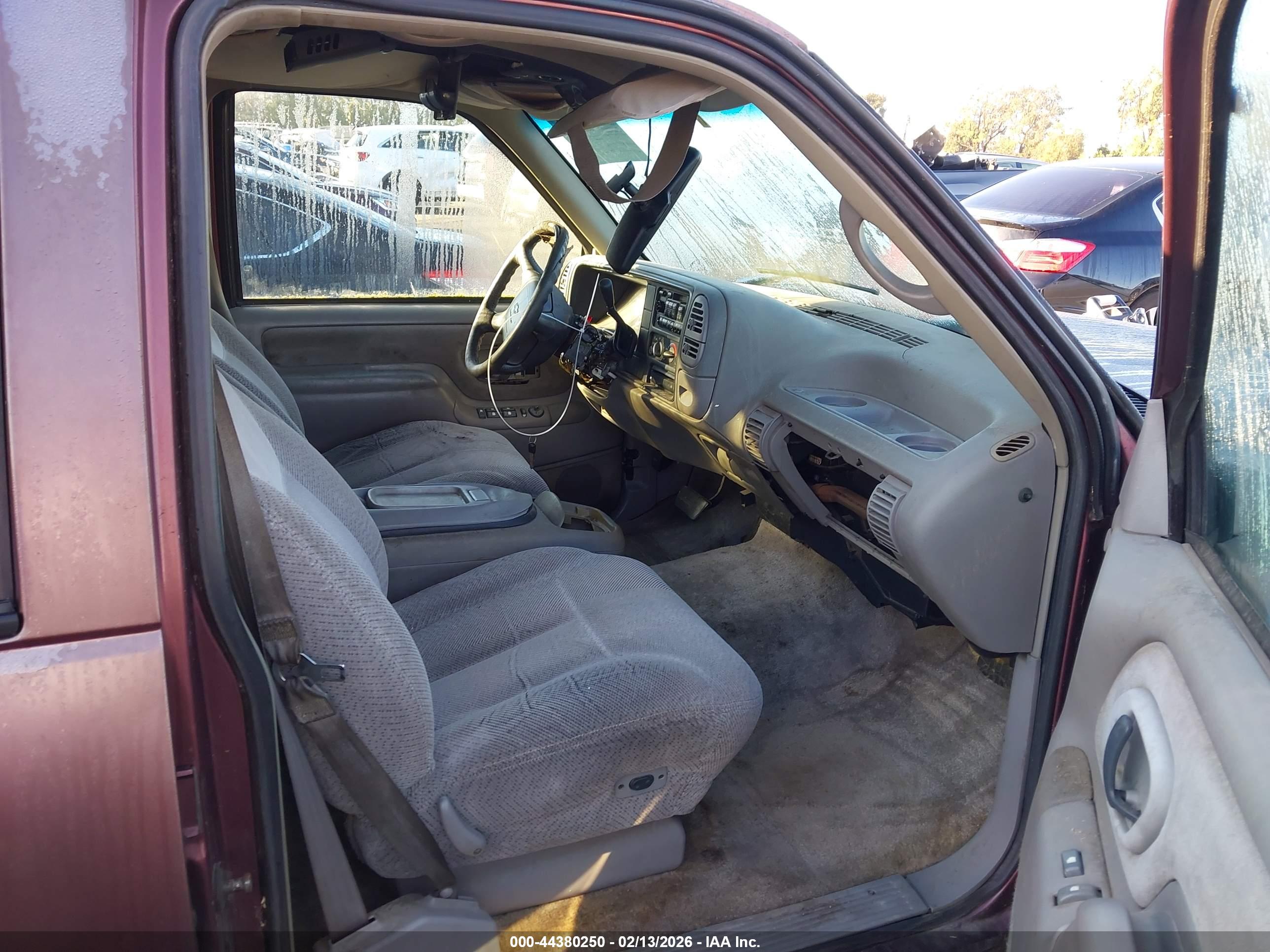 CHEVROLET SUBURBAN image 5