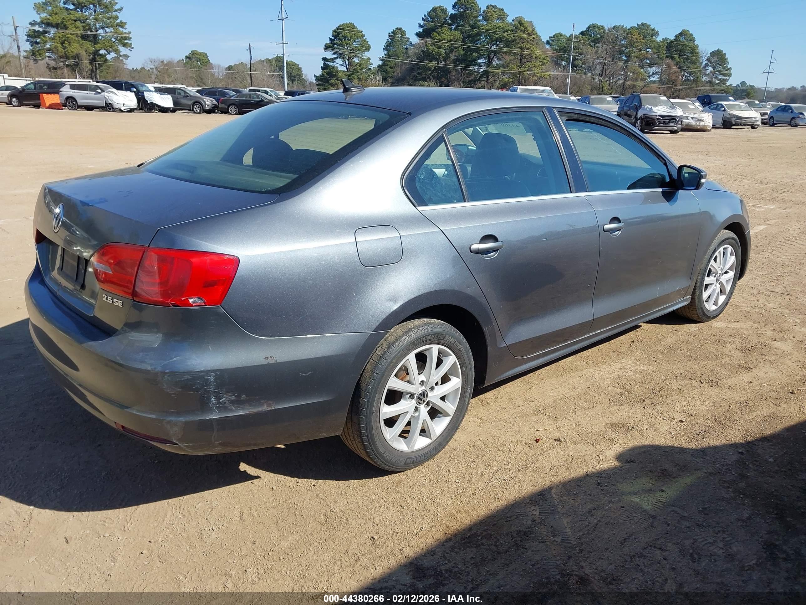 VOLKSWAGEN JETTA image 4