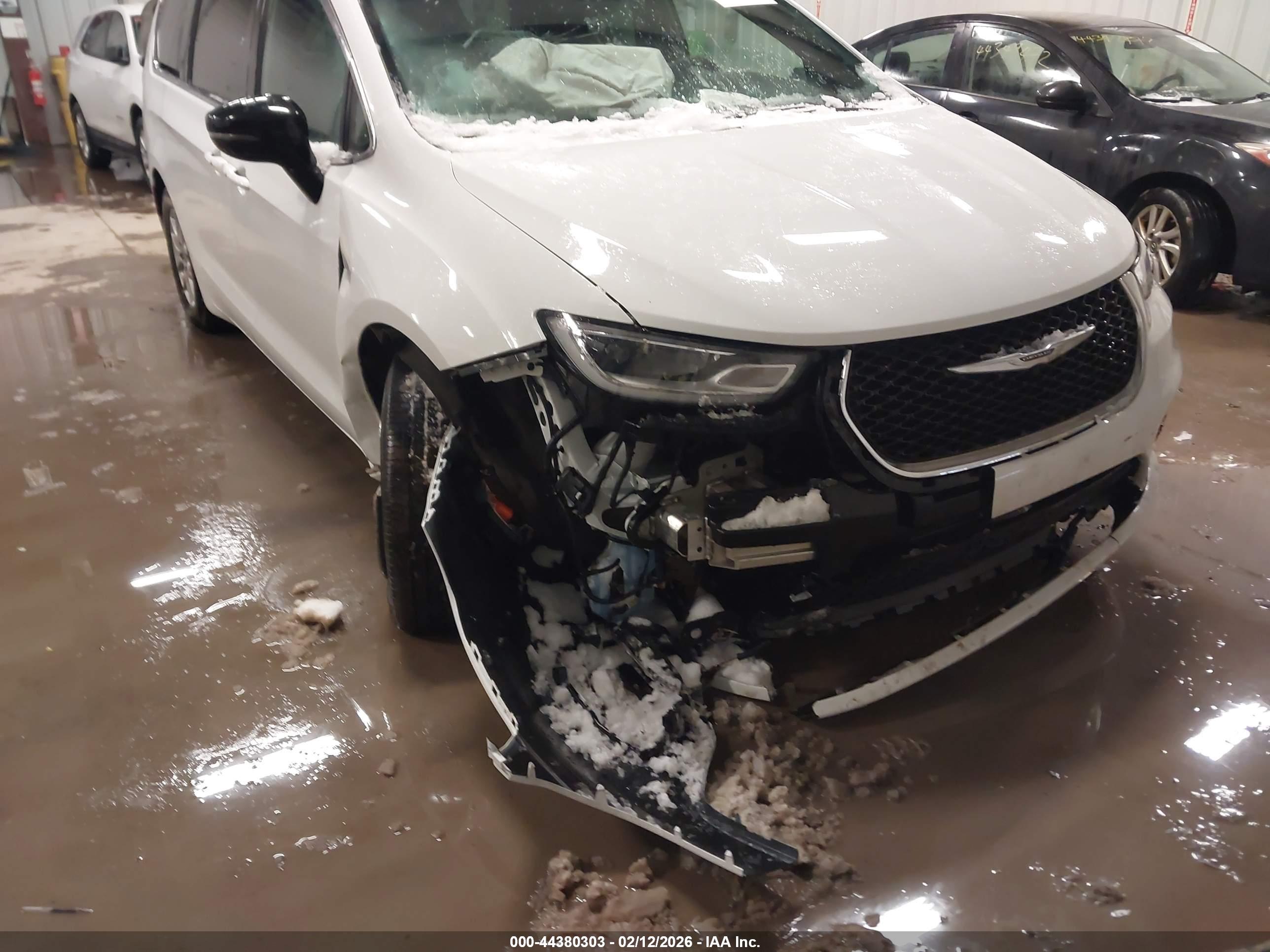 CHRYSLER PACIFICA image 6