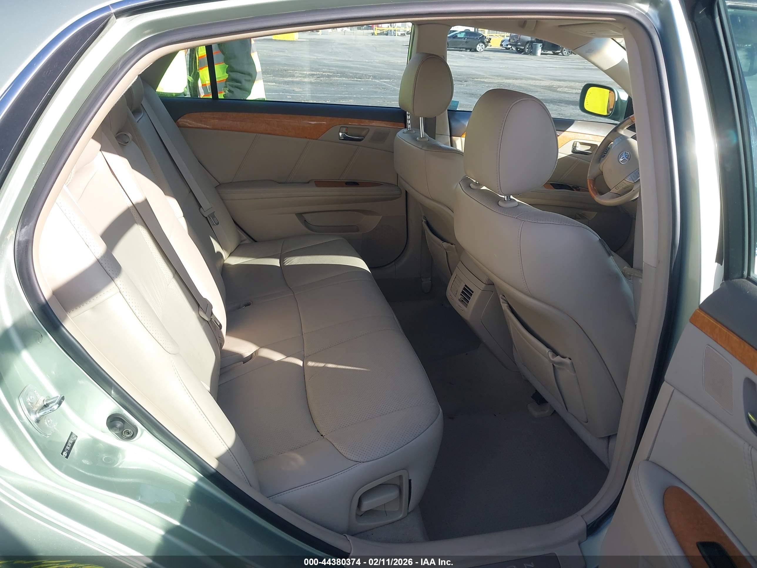 TOYOTA AVALON image 8