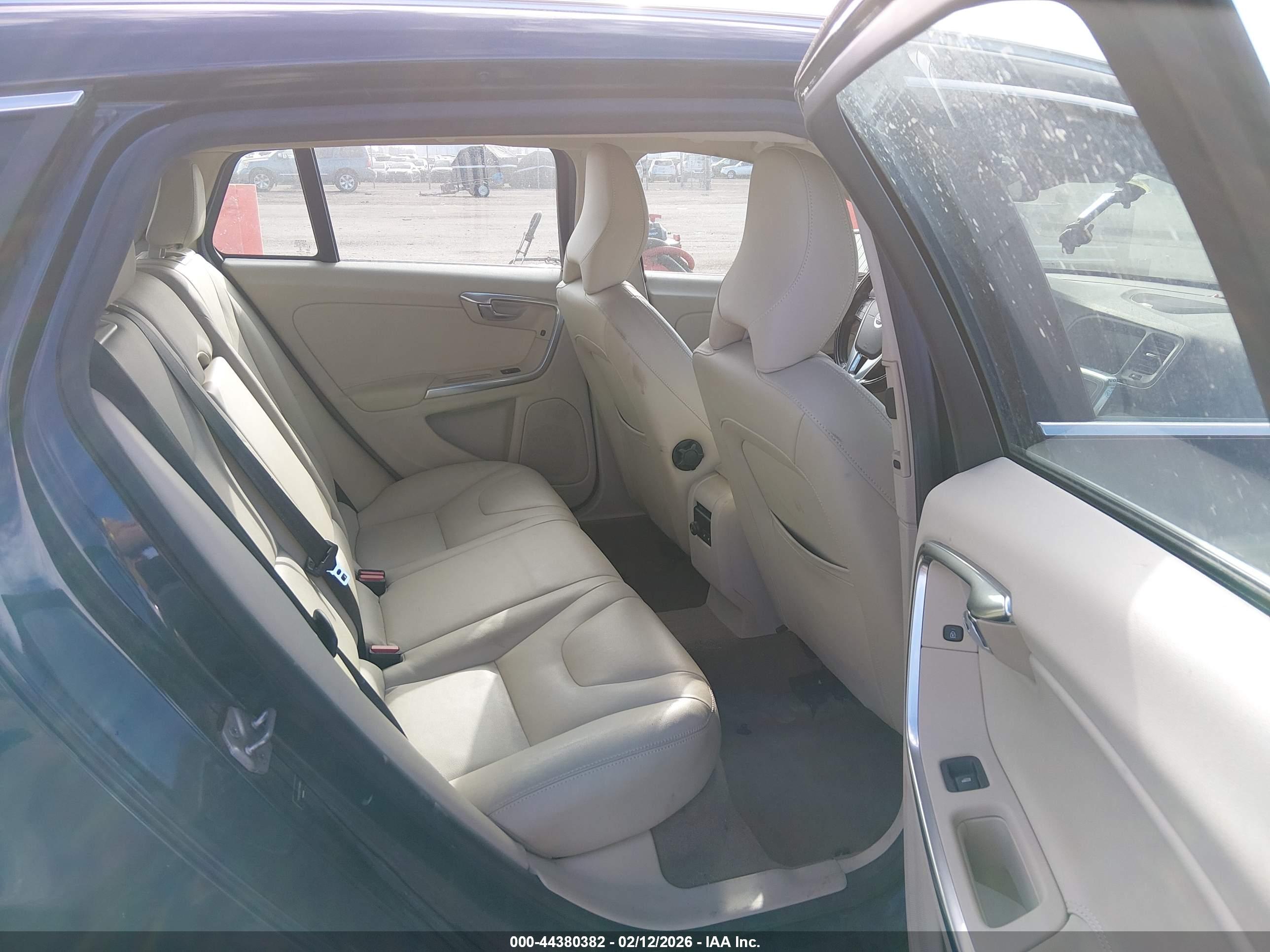 VOLVO V60 image 8