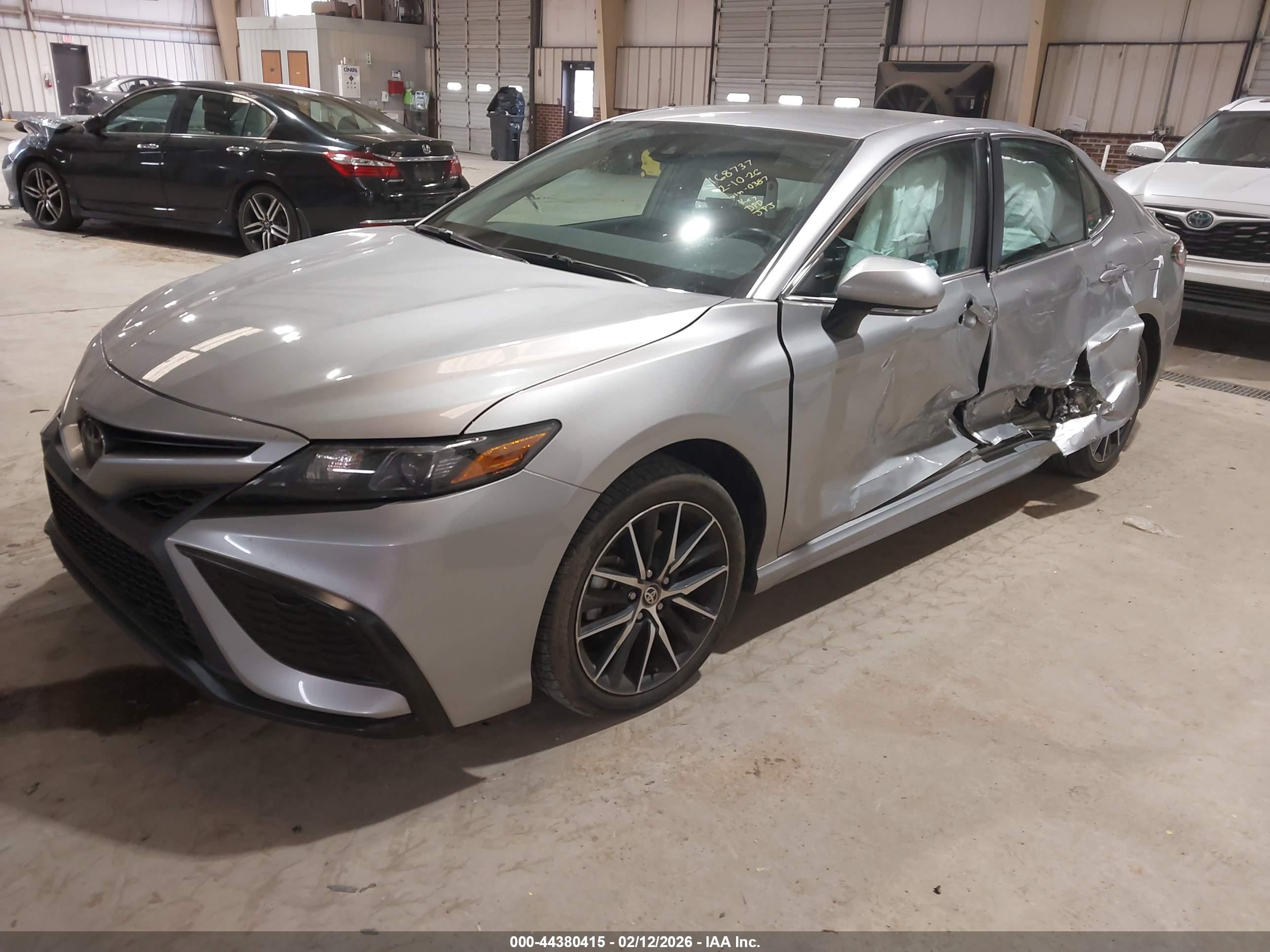 TOYOTA CAMRY image 2