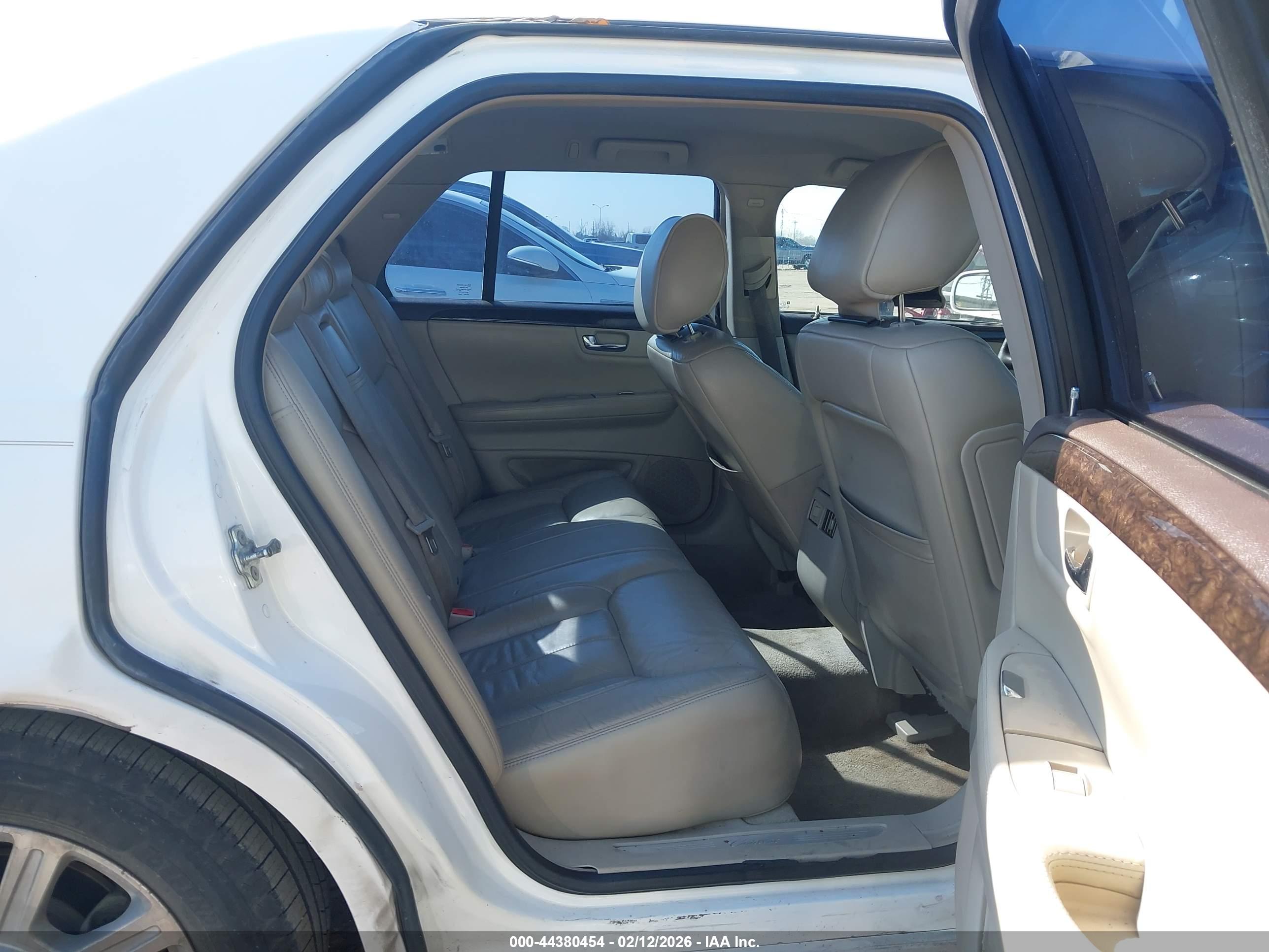 CADILLAC DTS image 8