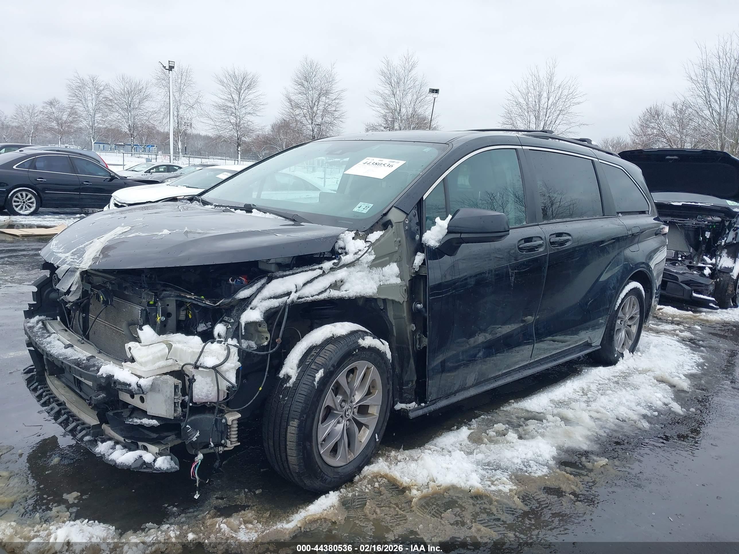 TOYOTA SIENNA image 2