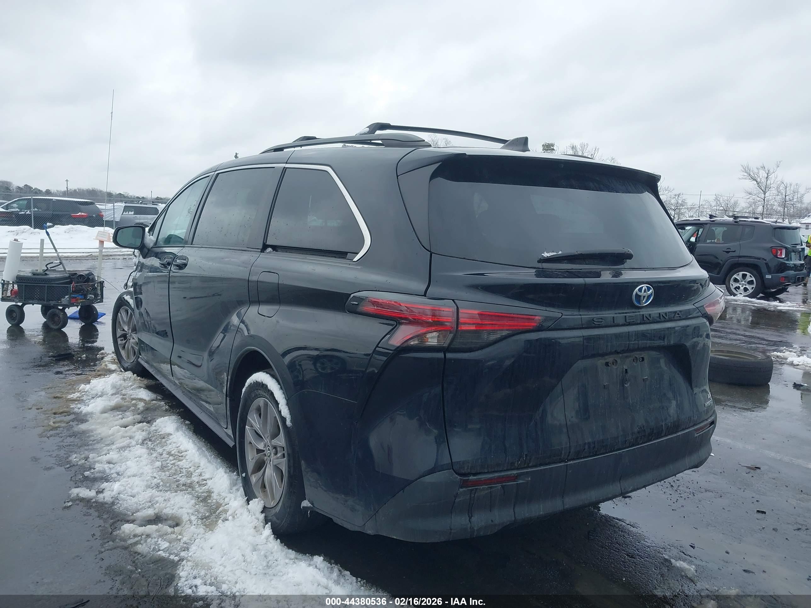 TOYOTA SIENNA image 3