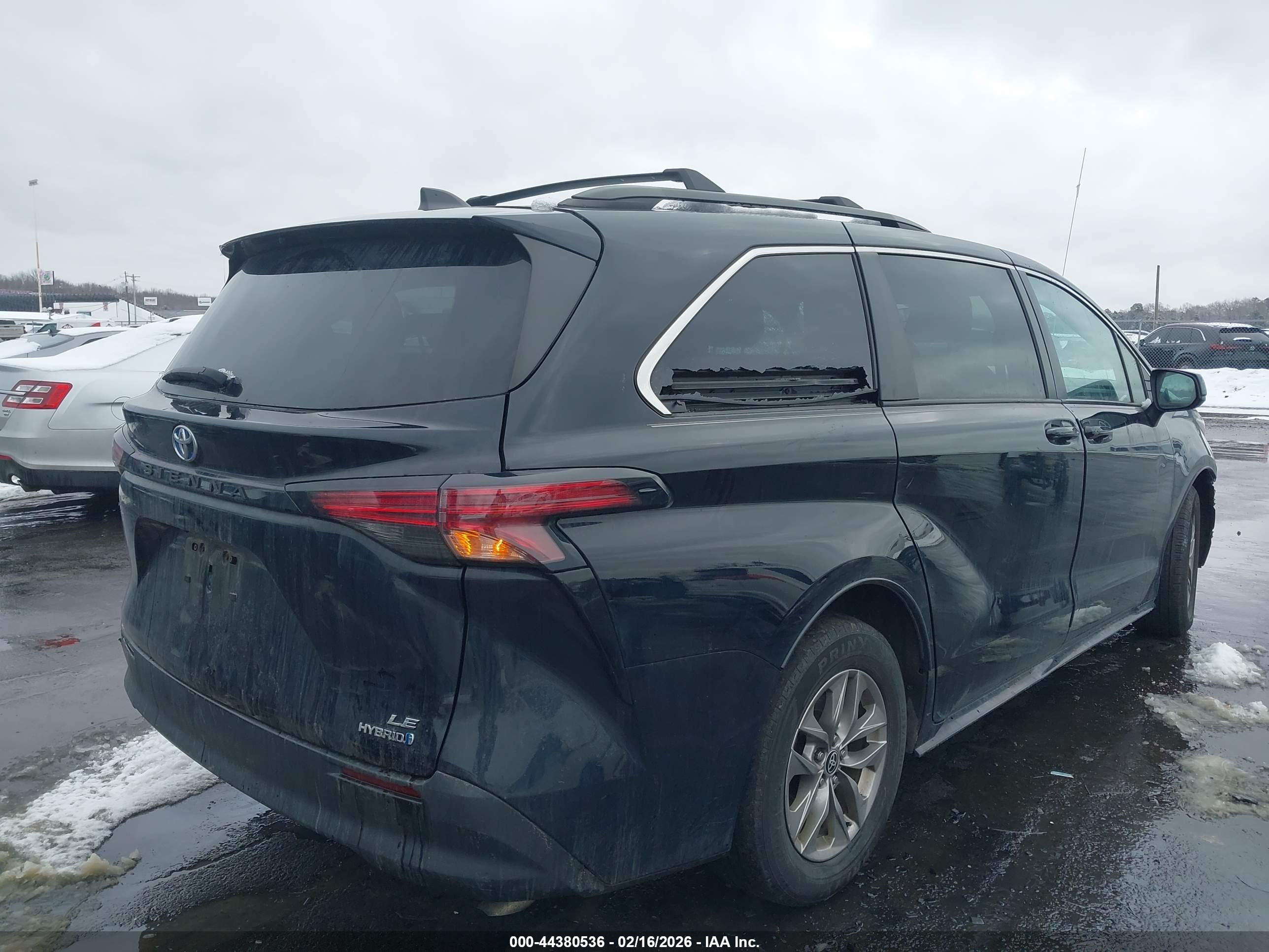 TOYOTA SIENNA image 4