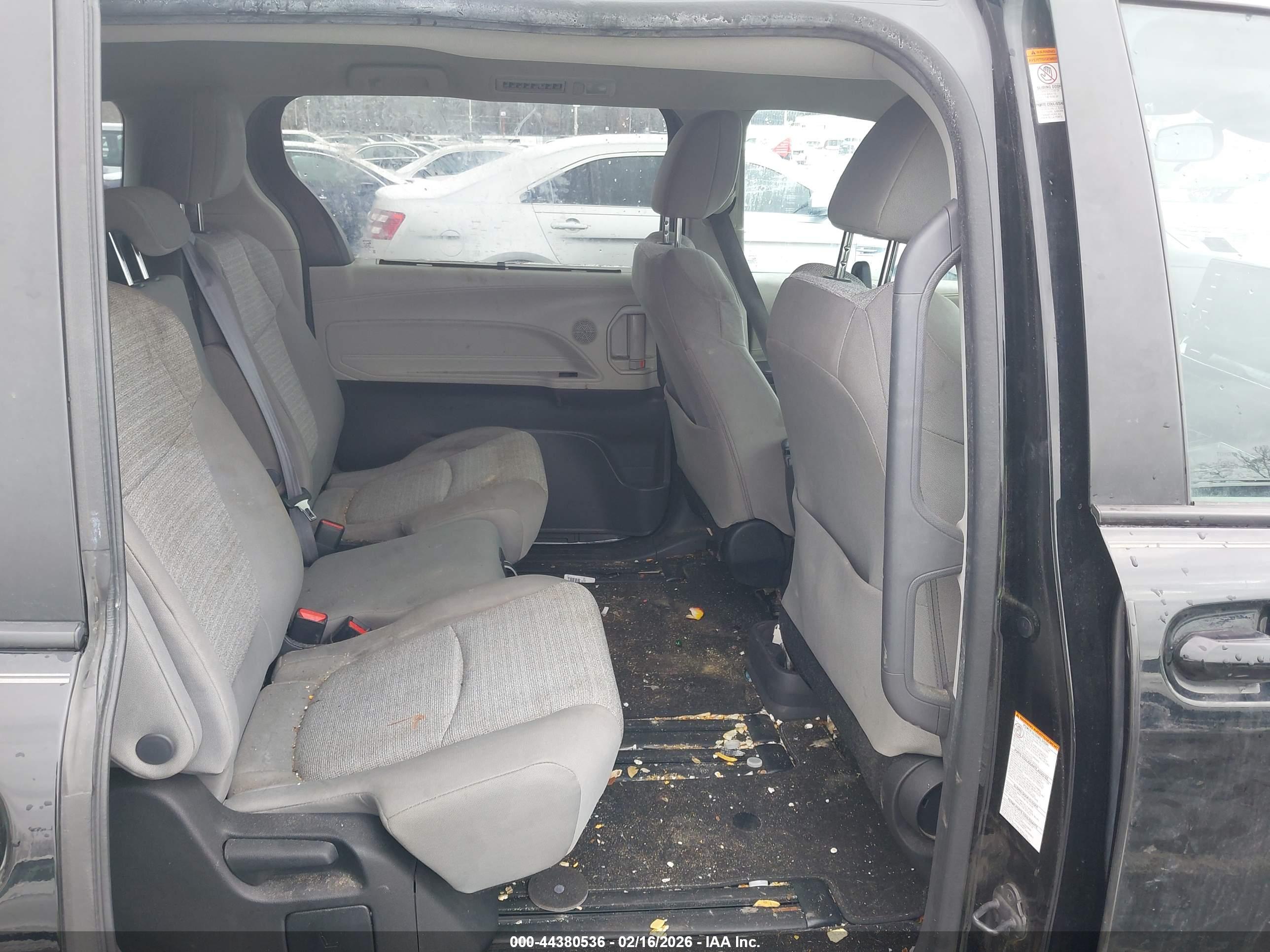 TOYOTA SIENNA image 8