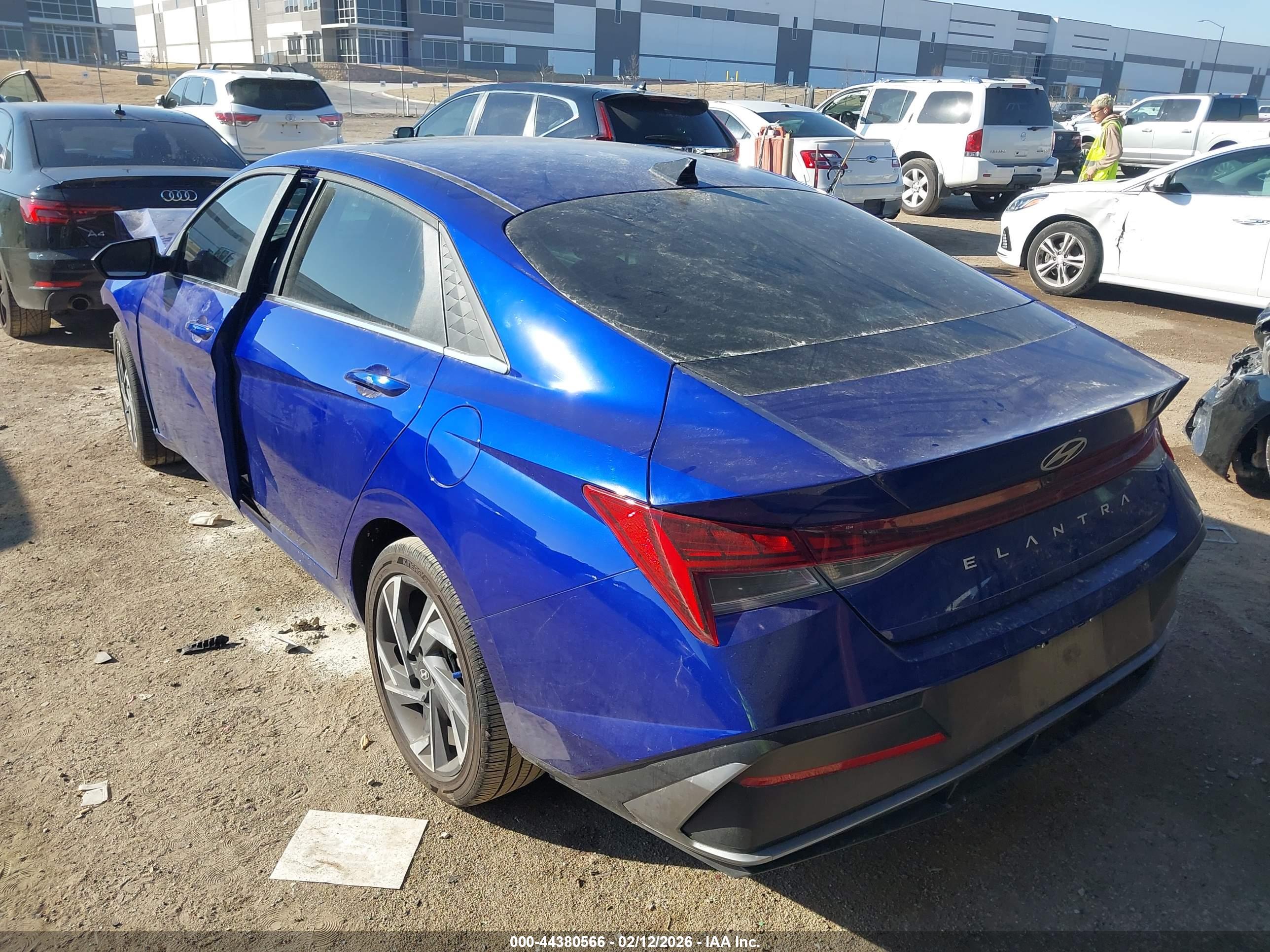 HYUNDAI ELANTRA image 3
