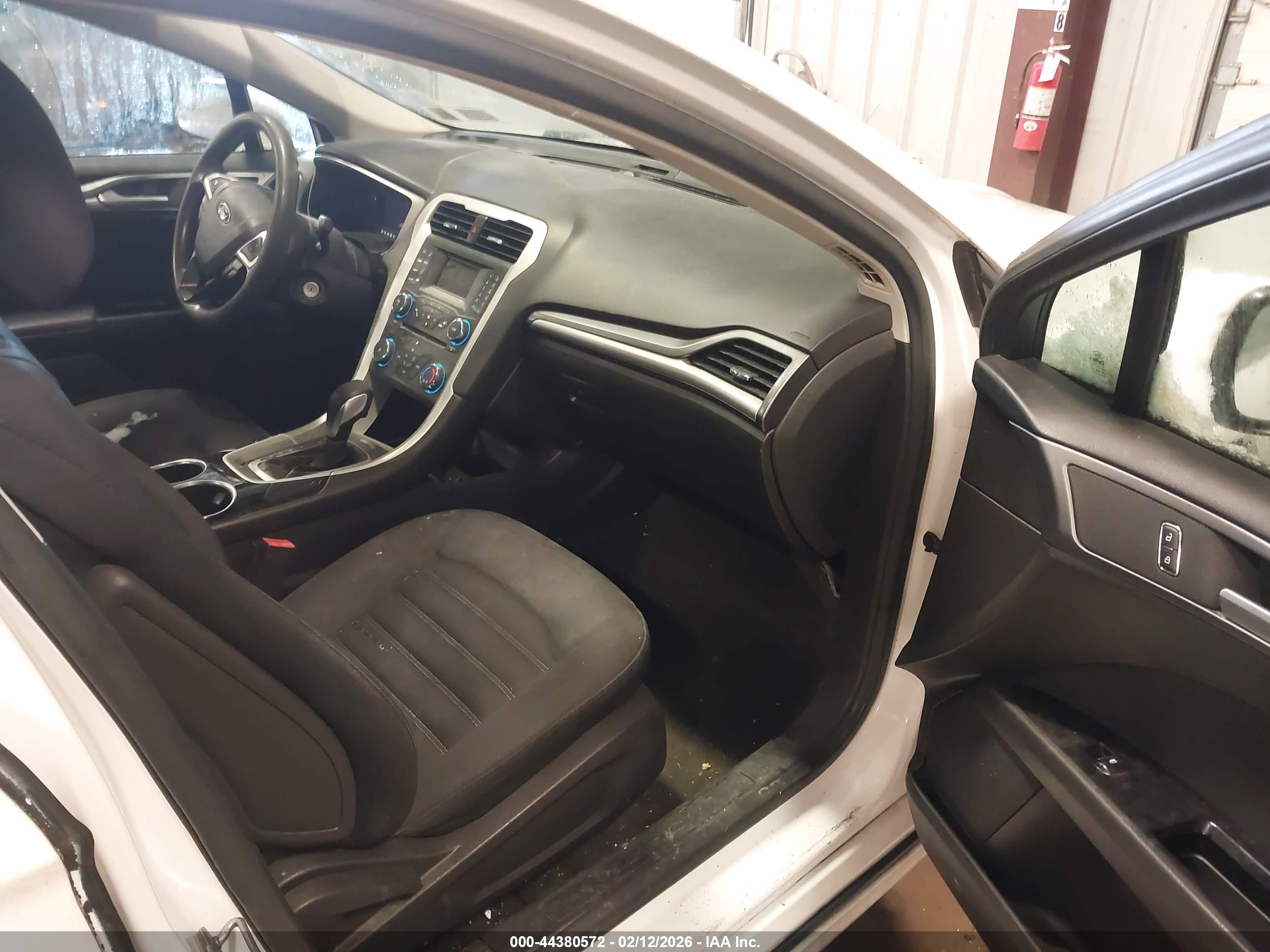 FORD FUSION image 5