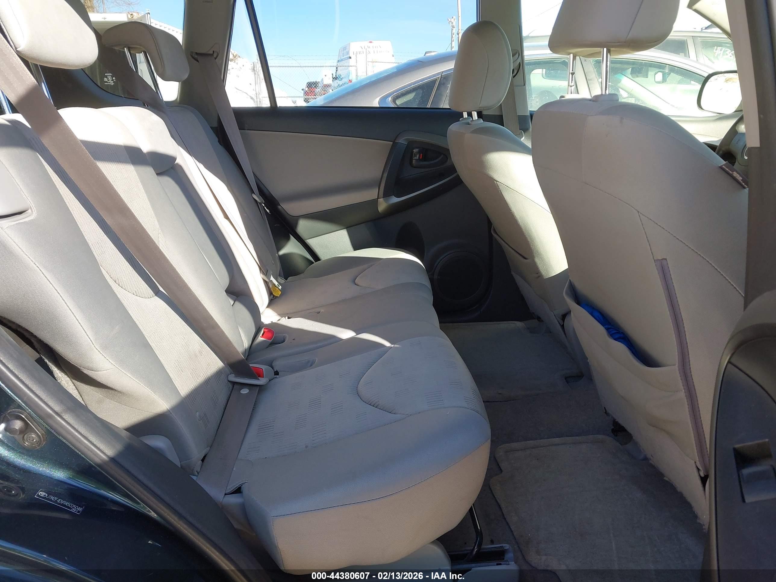 TOYOTA RAV4 image 8