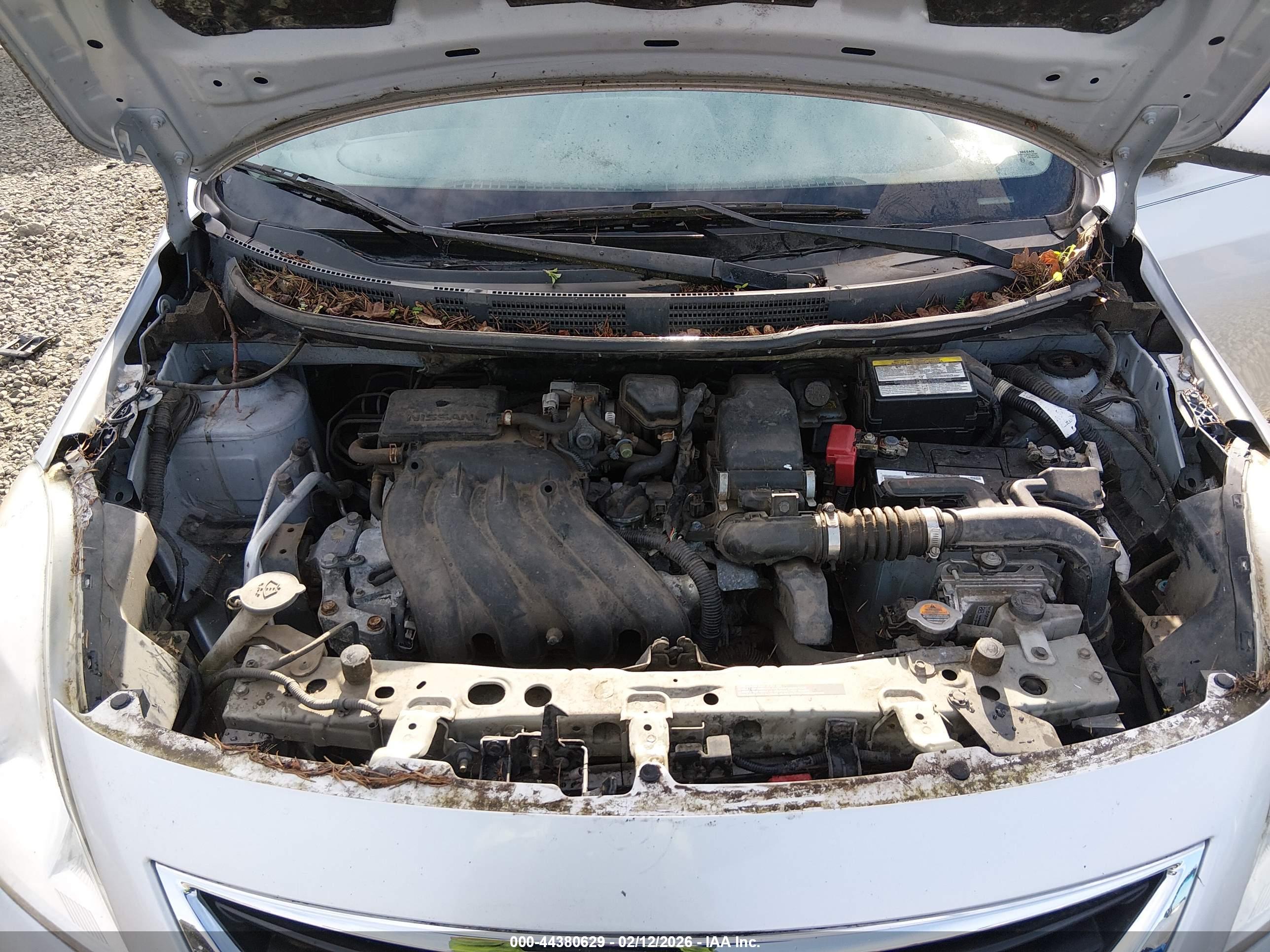 NISSAN VERSA image 10