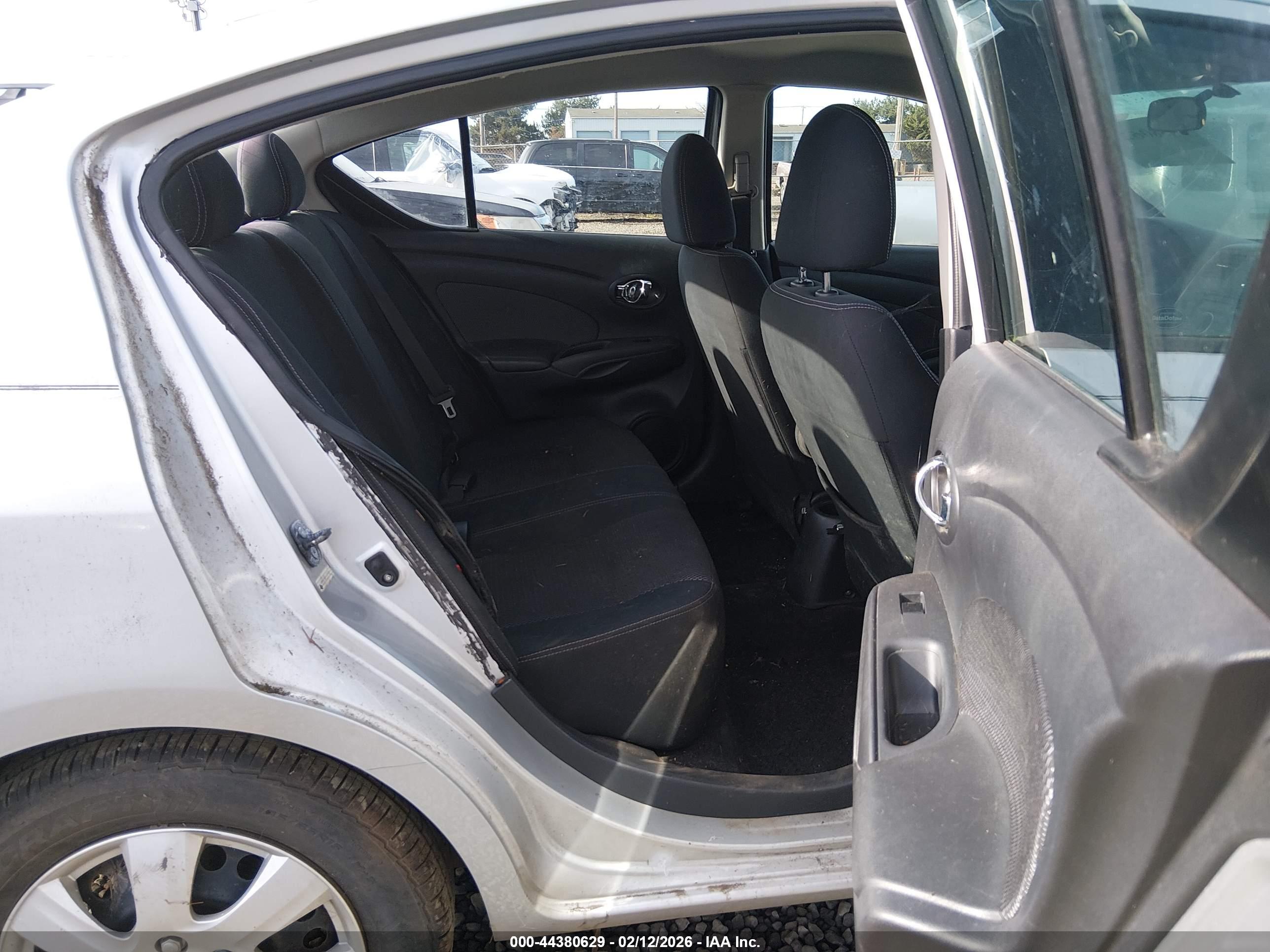 NISSAN VERSA image 8