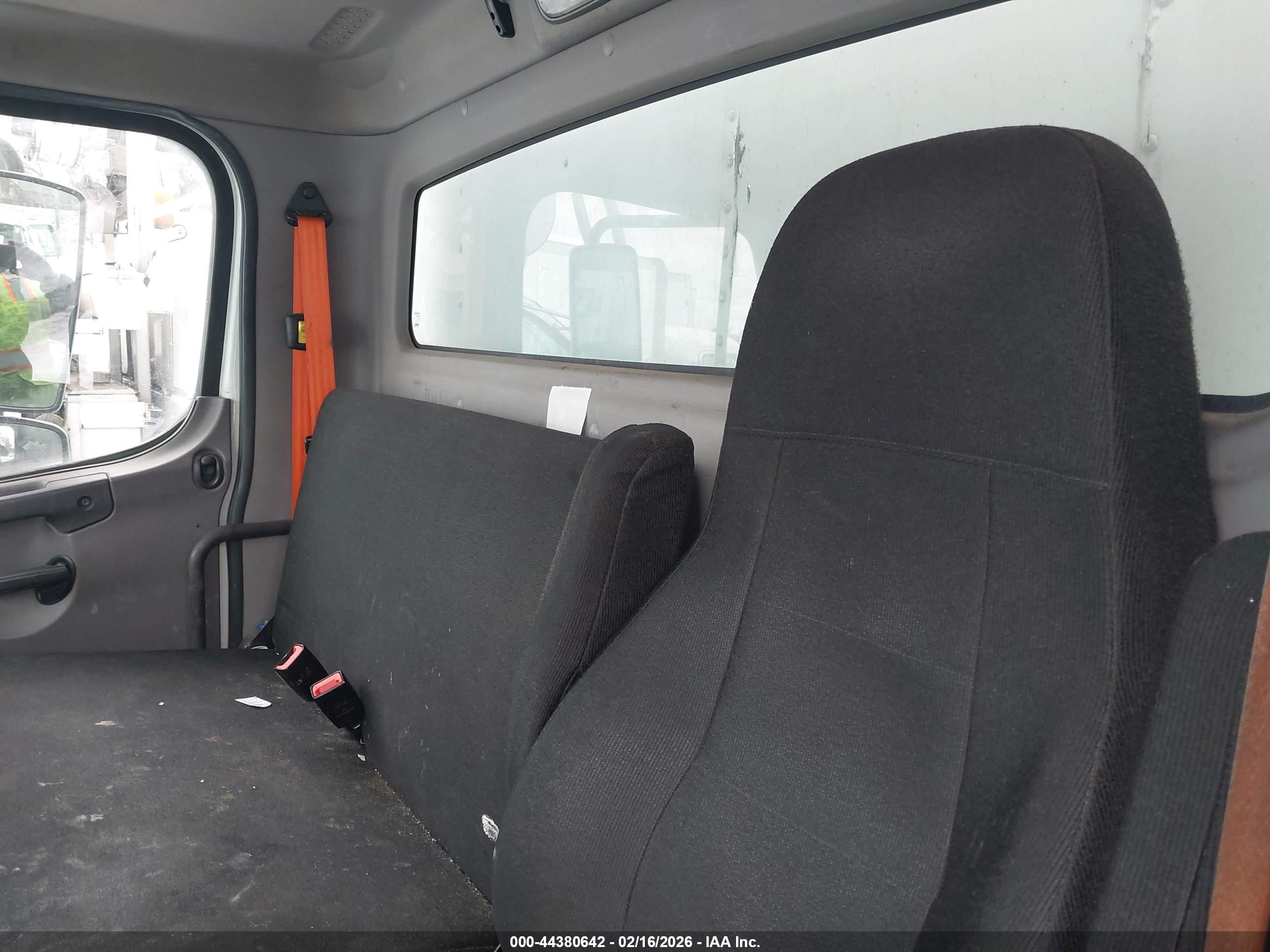 FREIGHTLINER M2 image 7
