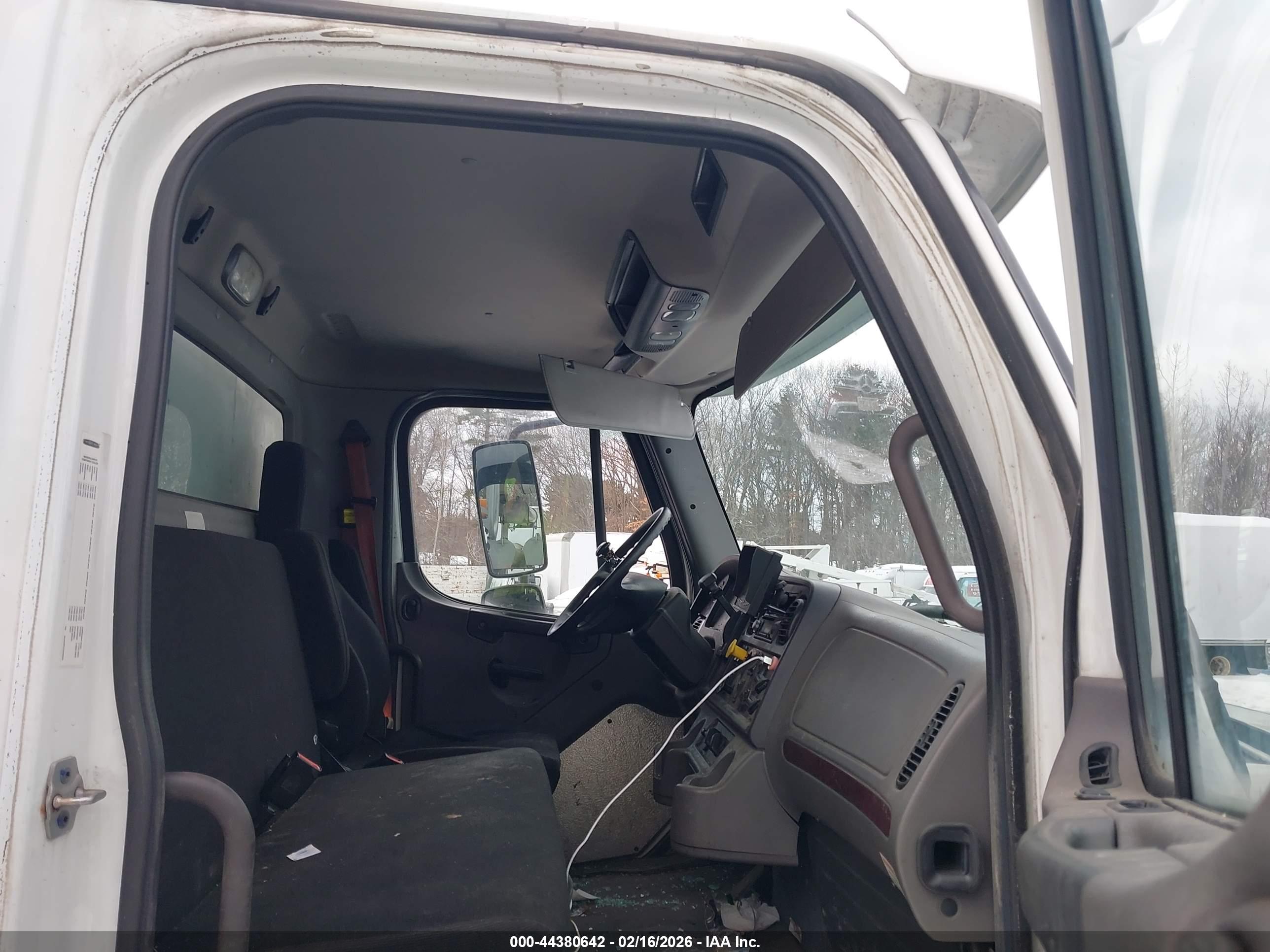 FREIGHTLINER M2 image 8