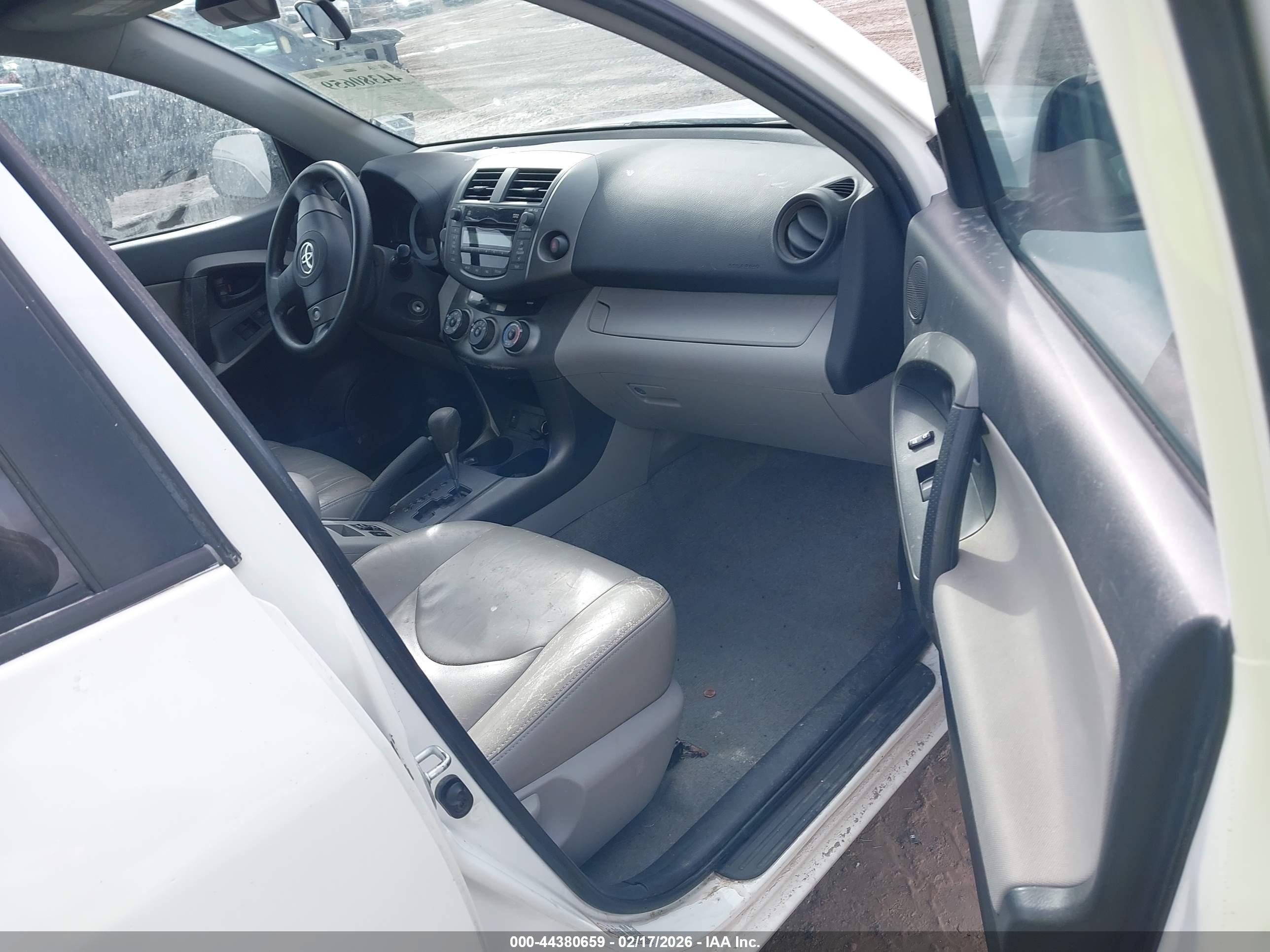 TOYOTA RAV4 image 5