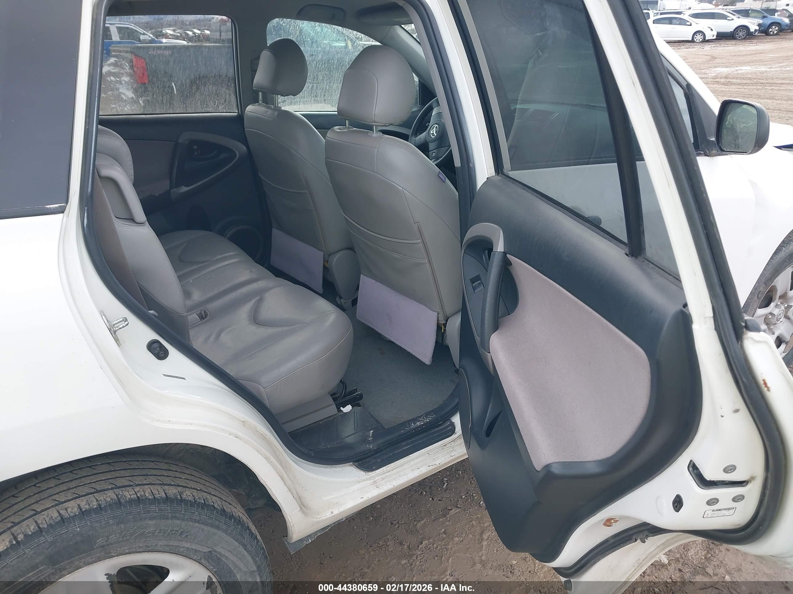 TOYOTA RAV4 image 8