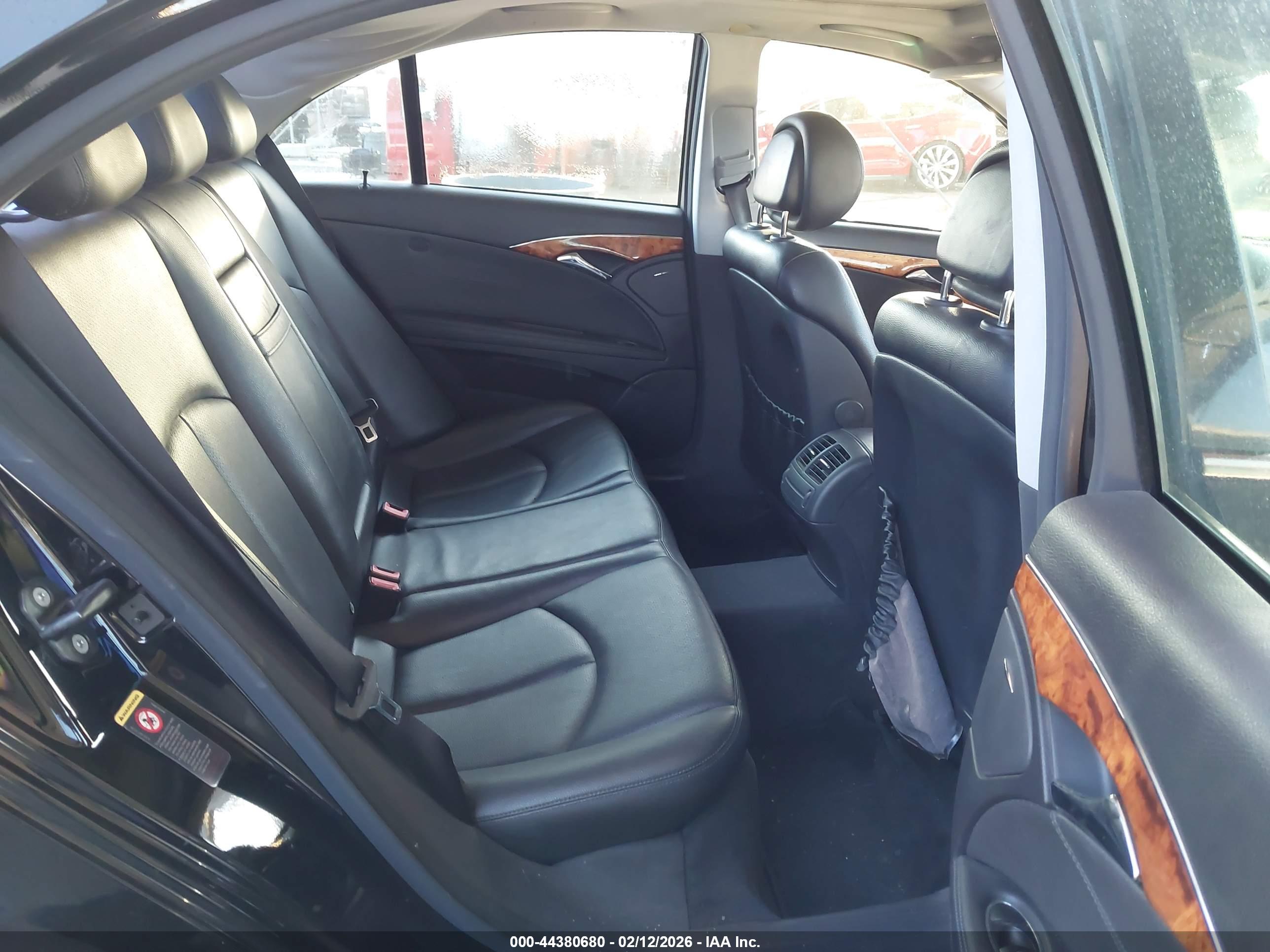 MERCEDES-BENZ E image 8