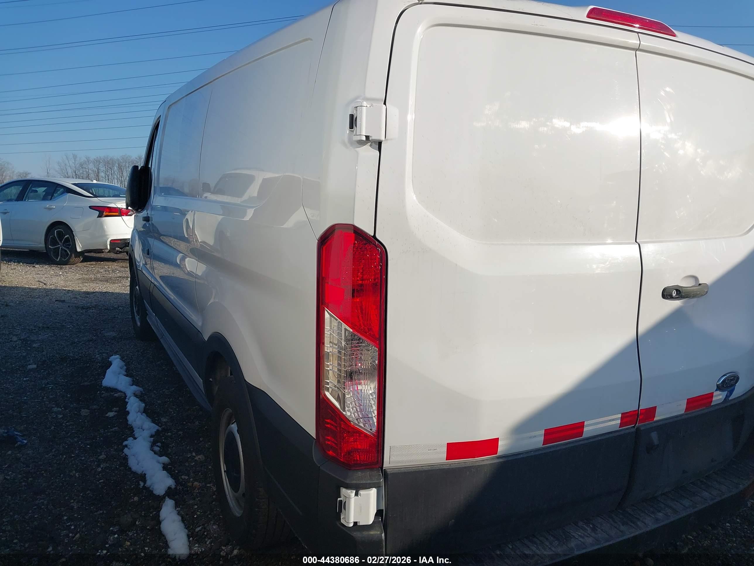 FORD TRANSIT-150 image 3