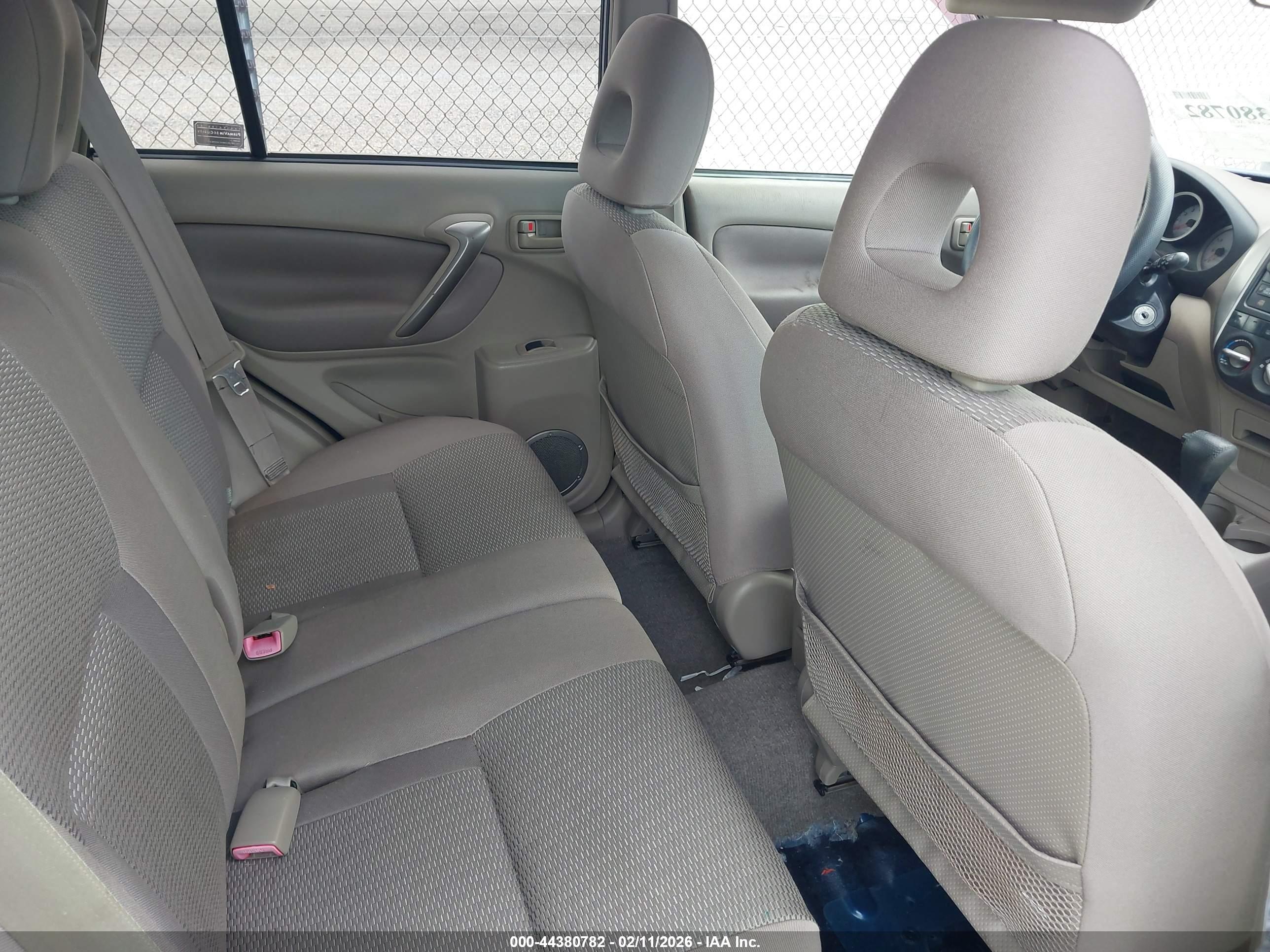 TOYOTA RAV4 image 8