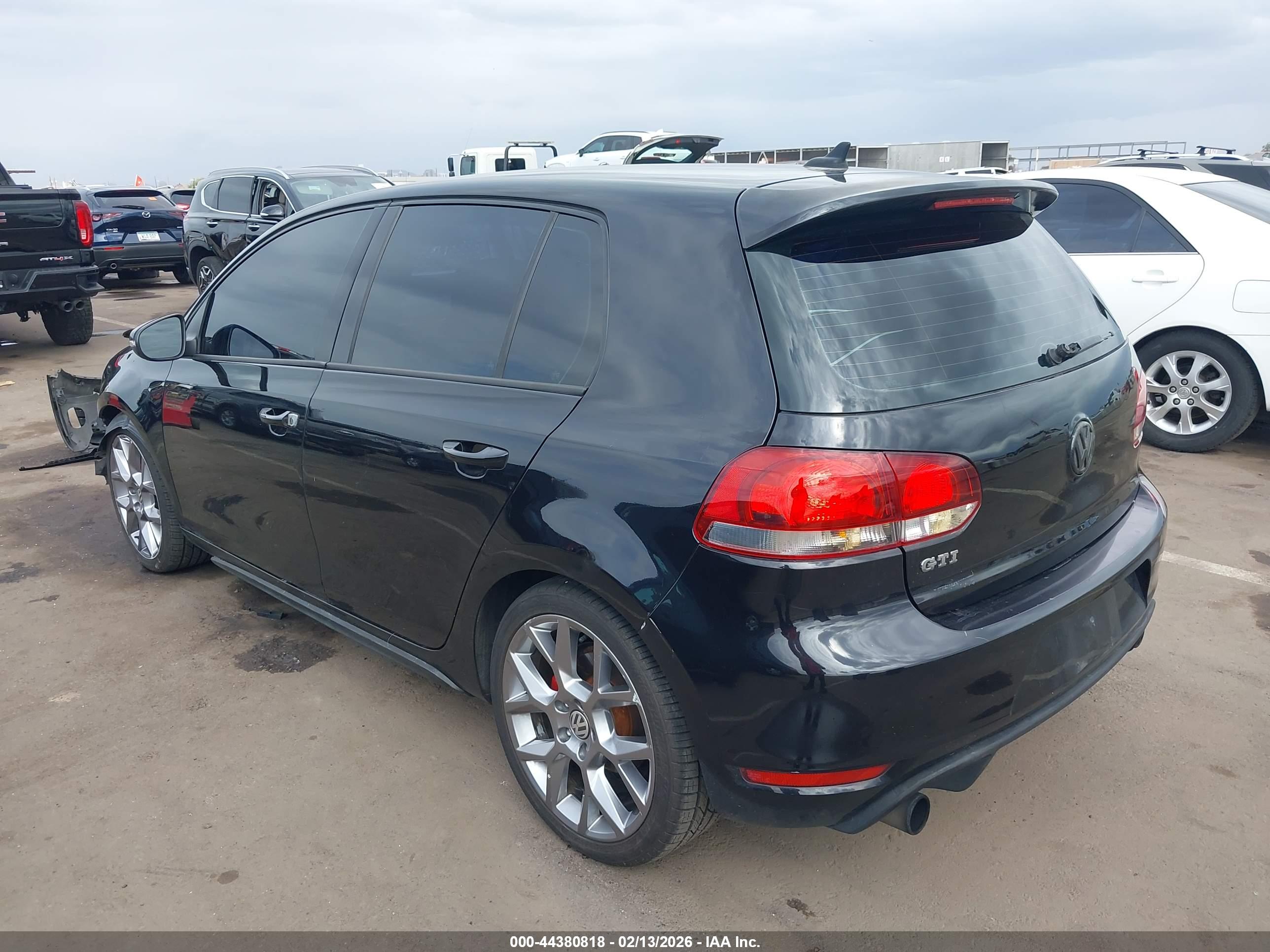 VOLKSWAGEN GTI image 3